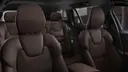 Binnenaanzicht van een Volvo-voertuig met premium bruine leren stoelen met gedetailleerde stiksels.