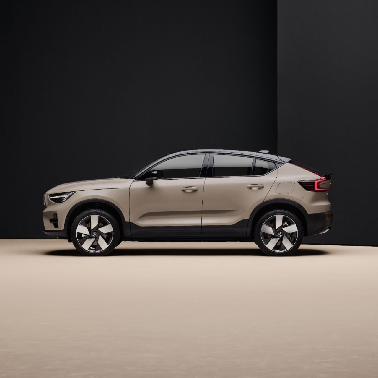 Zijaanzicht van de volledig elektrische Volvo EC40.