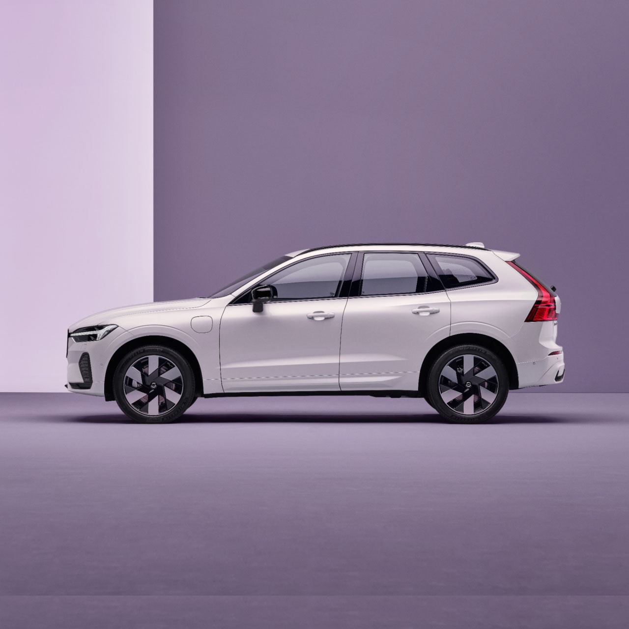 Dynamisch, verantwoord en slimmer dan ooit. Dit is de Scandinavische plug-in hybride, een middelgrote SUV die geschikt is voor alle typen wegen.