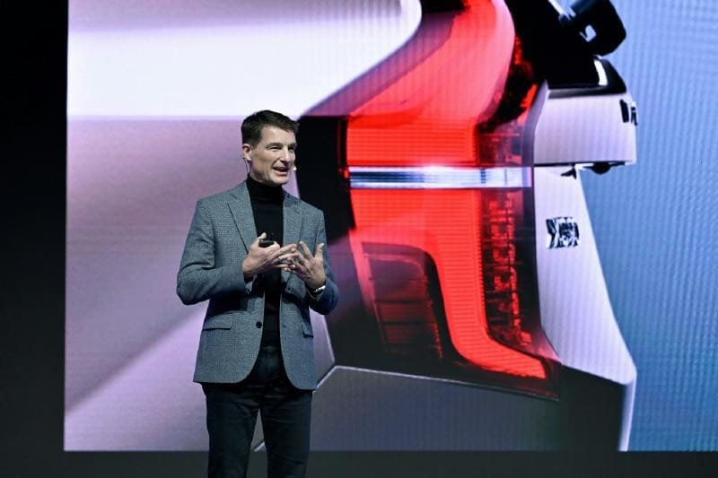 A person standing in front of a screen

AI-generated content may be incorrect.
