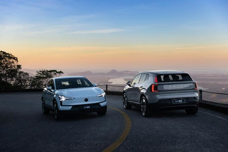 Two cars parked on a road
AI-generated content may be incorrect.
