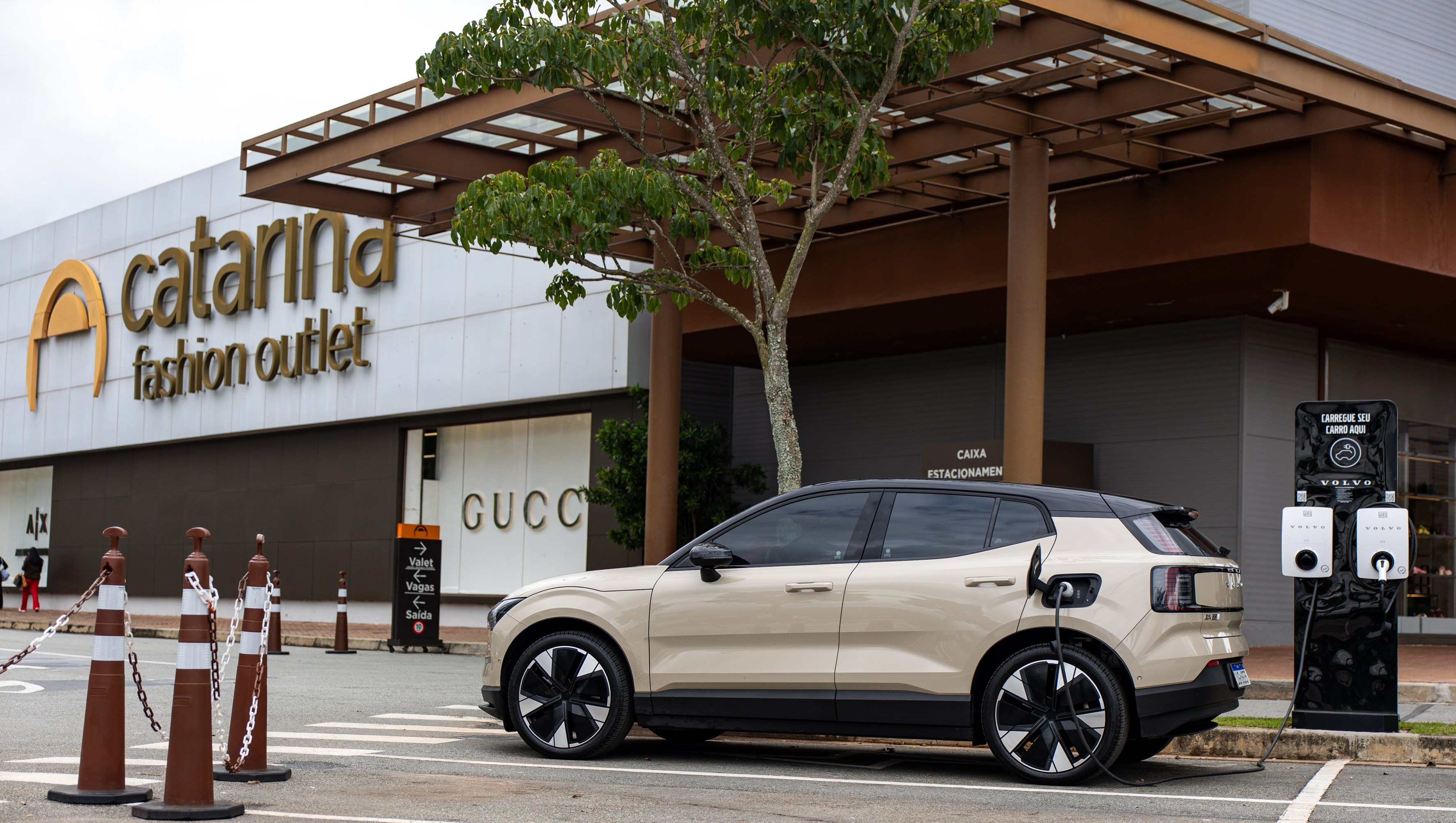 Volvo Car Brasil anuncia parceria estratégica com JHSF e hub de carregamentos no Outlet Catarina