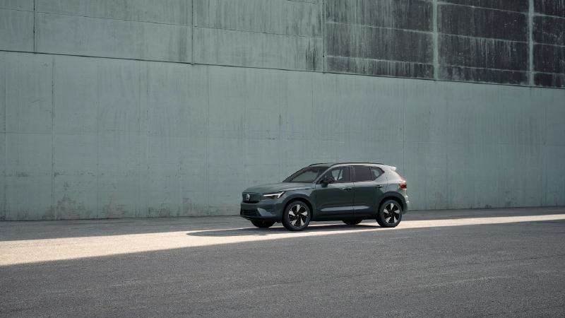 Vue de trois quarts de l’extérieur d’une Volvo sur un fond de mur industriel en béton.