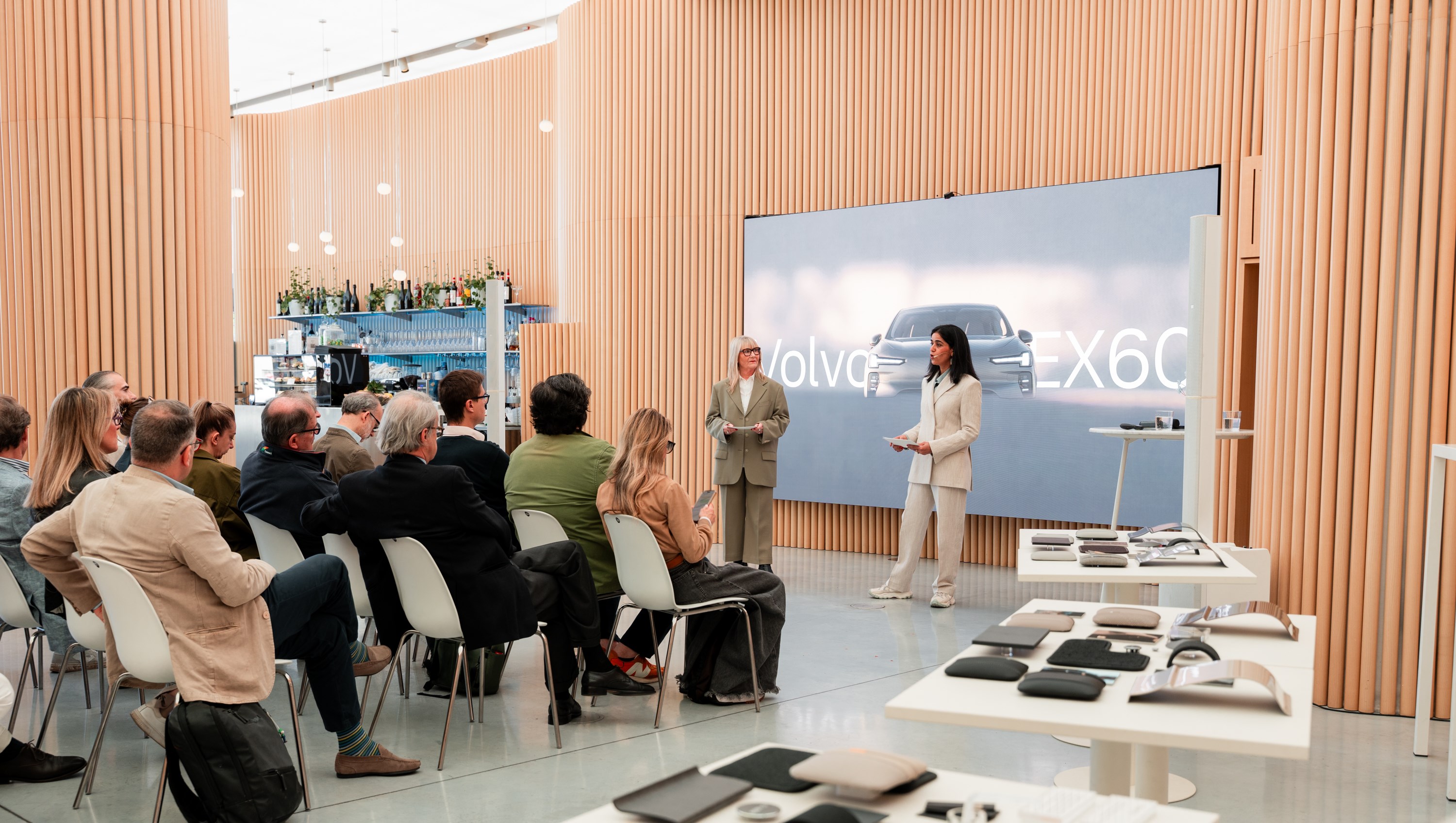 Alla Milano Design Week il Volvo Studio Milano ha ospitato una speciale sessione dedicata all’evoluzione del design Volvo, protagoniste le designer di Volvo Cars Cecilia Stark e Rekha Meena