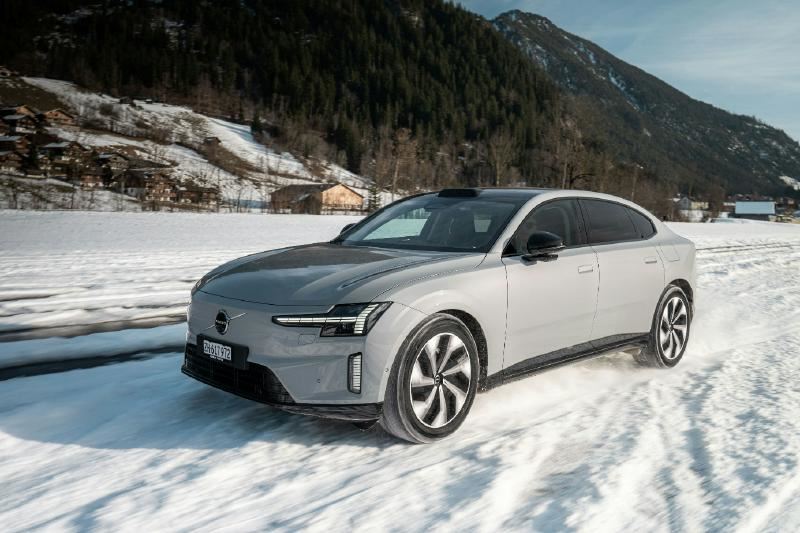 La Volvo ES90 festeggia la prima svizzera su strada a Gstaad