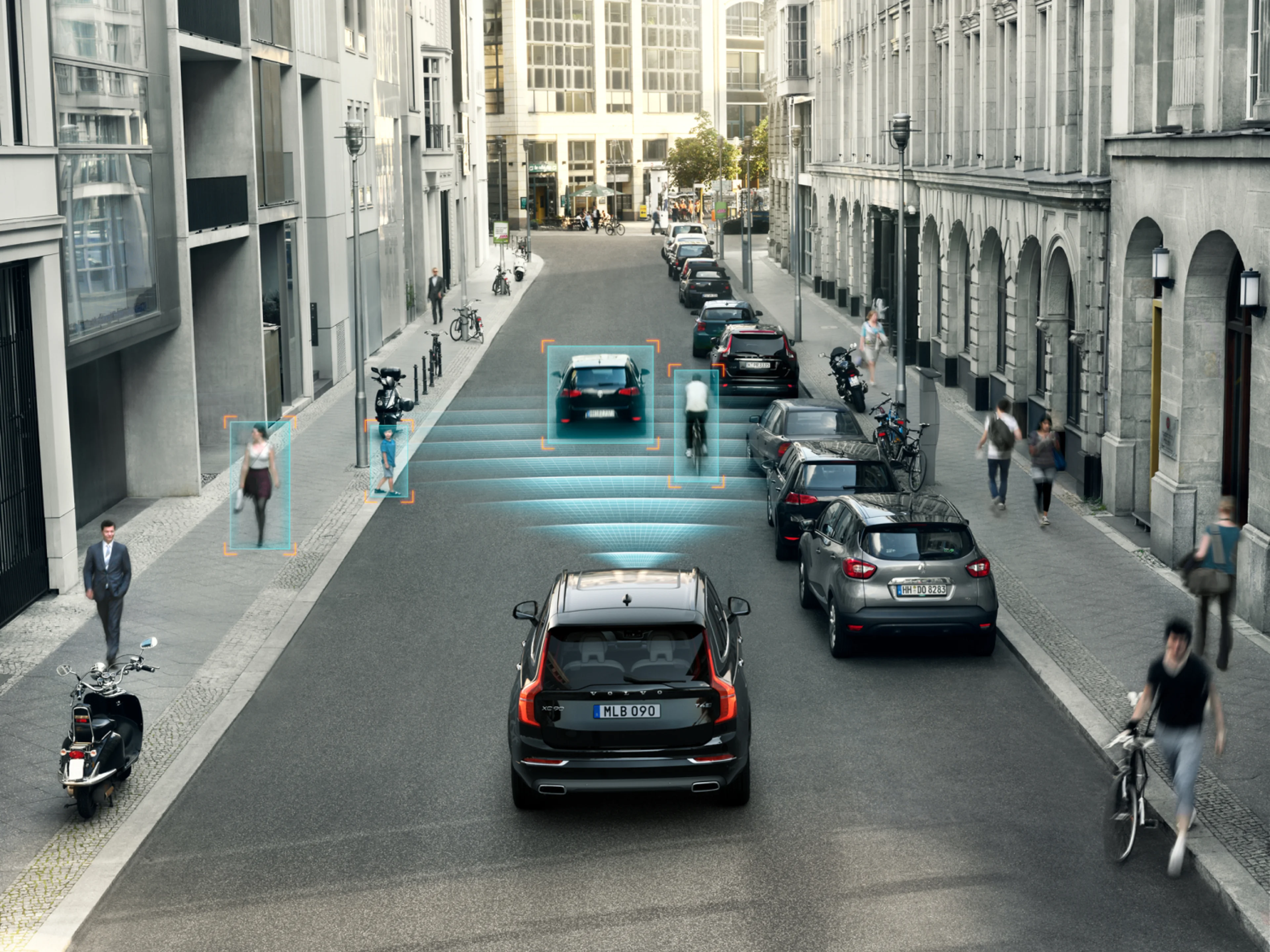 Volvo ekur um þéttbýli og stafræn merki sjást sem gefa til kynna neyðarhemlunarkerfið.