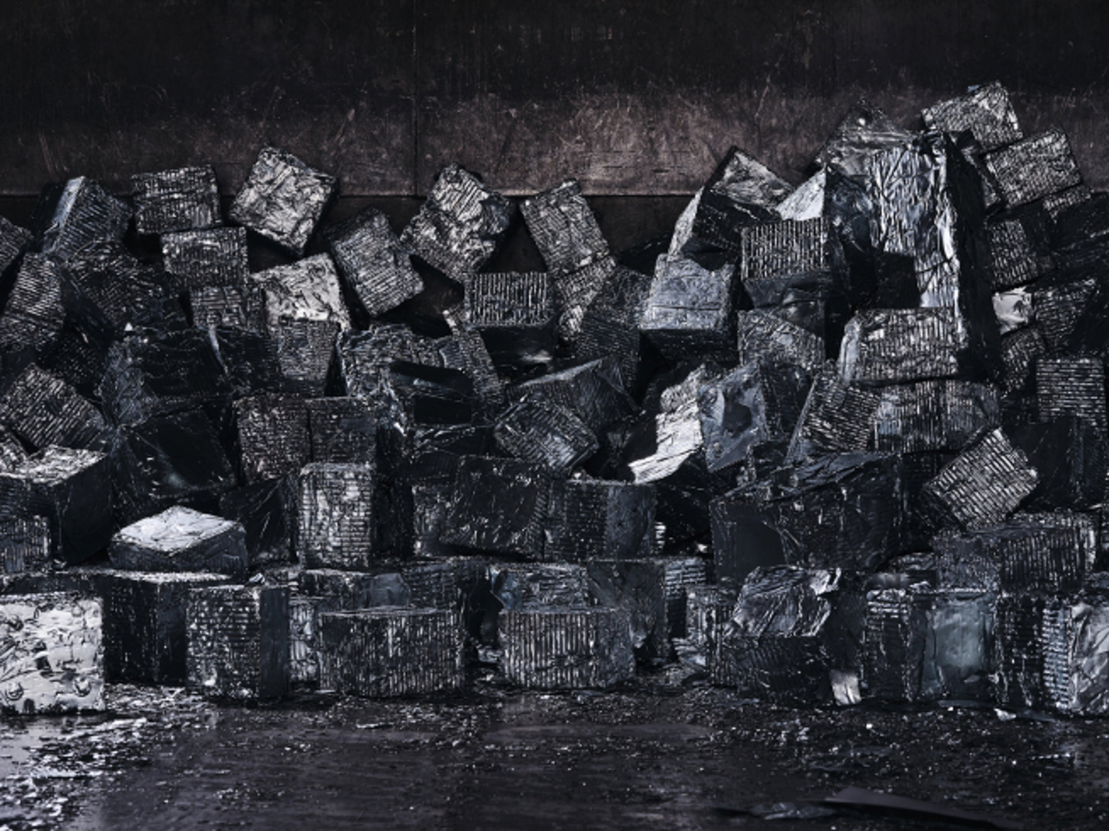 Plusieurs boîtes imbibées de graisse et d'huile dans une zone de décharge.