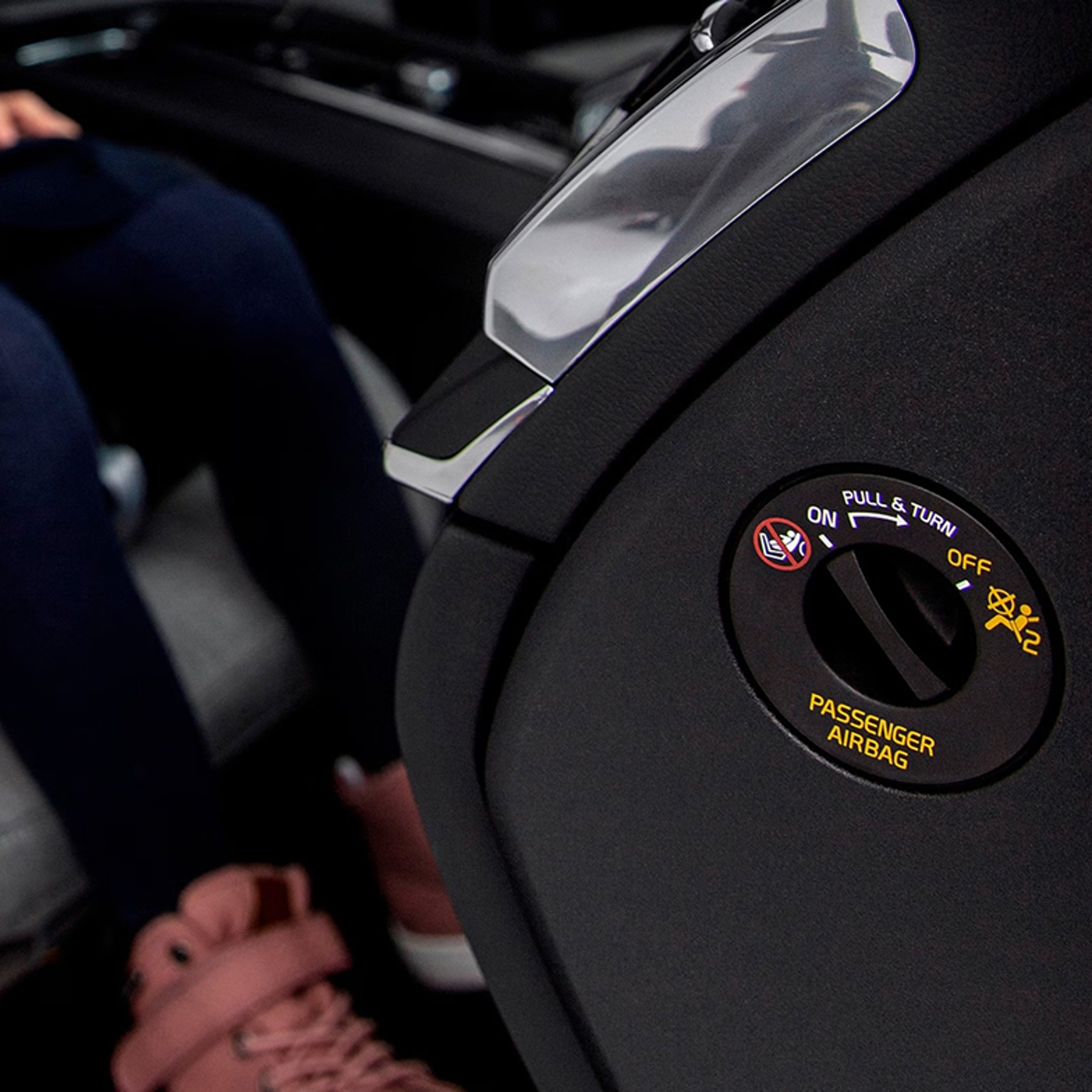 Közelkép egy Volvo utaslégzsák vezérlőkapcsolójáról egy Volvo gépkocsiban, amelyen a légzsák be- és kikapcsolásának lehetősége látható.
