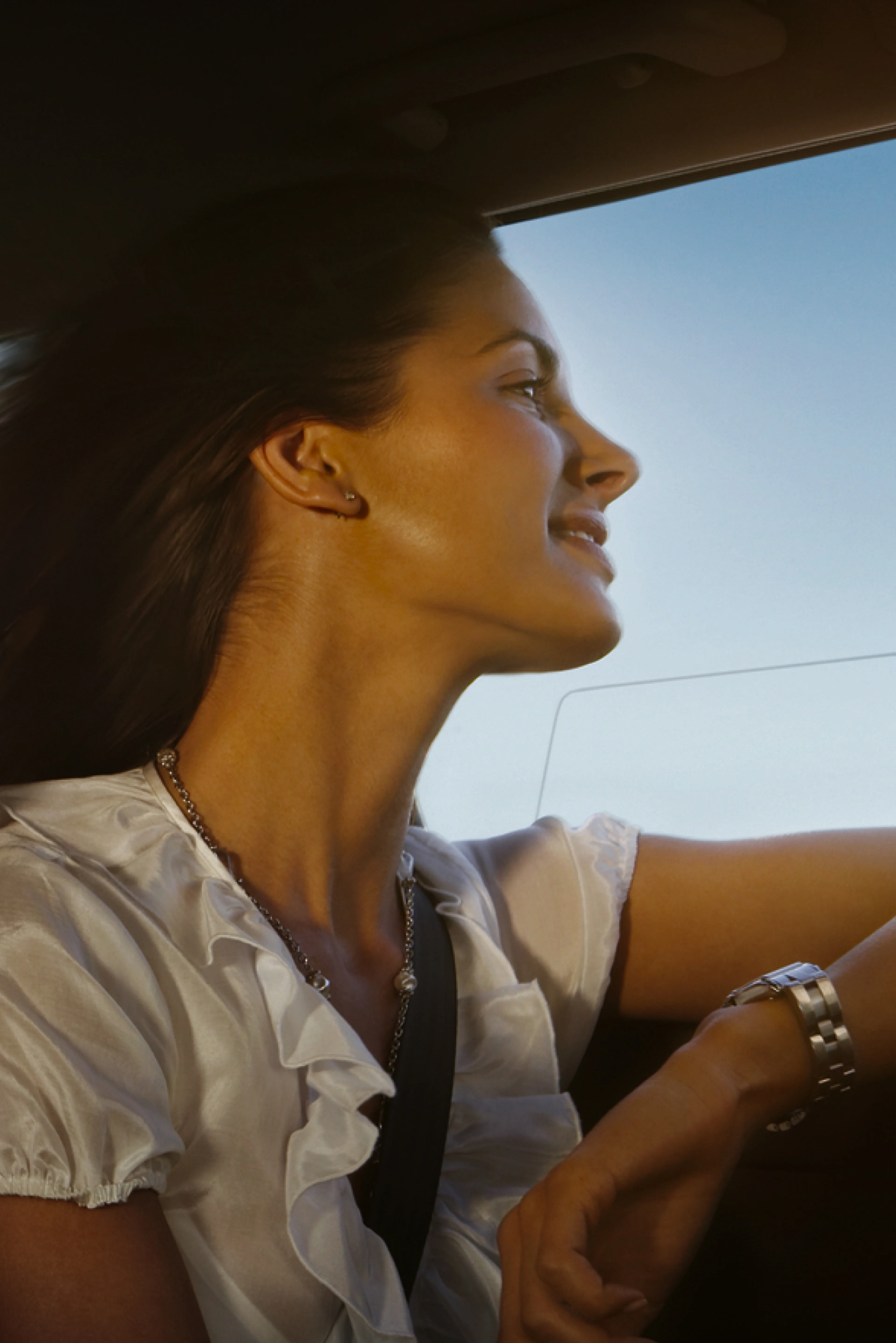 Două femei într-o mașină, bucurându-se de călătorie