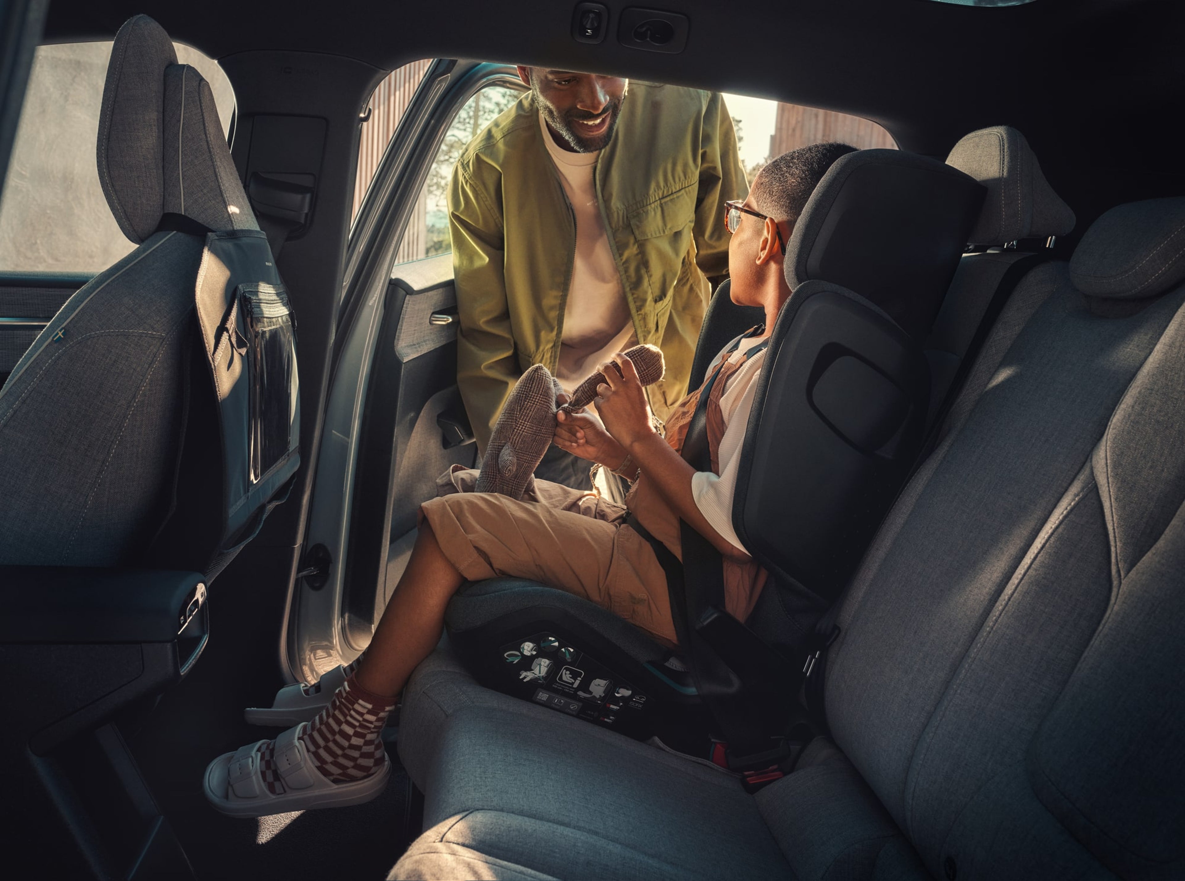 Keluarga dengan tiga anak akan masuk ke dalam Volvo