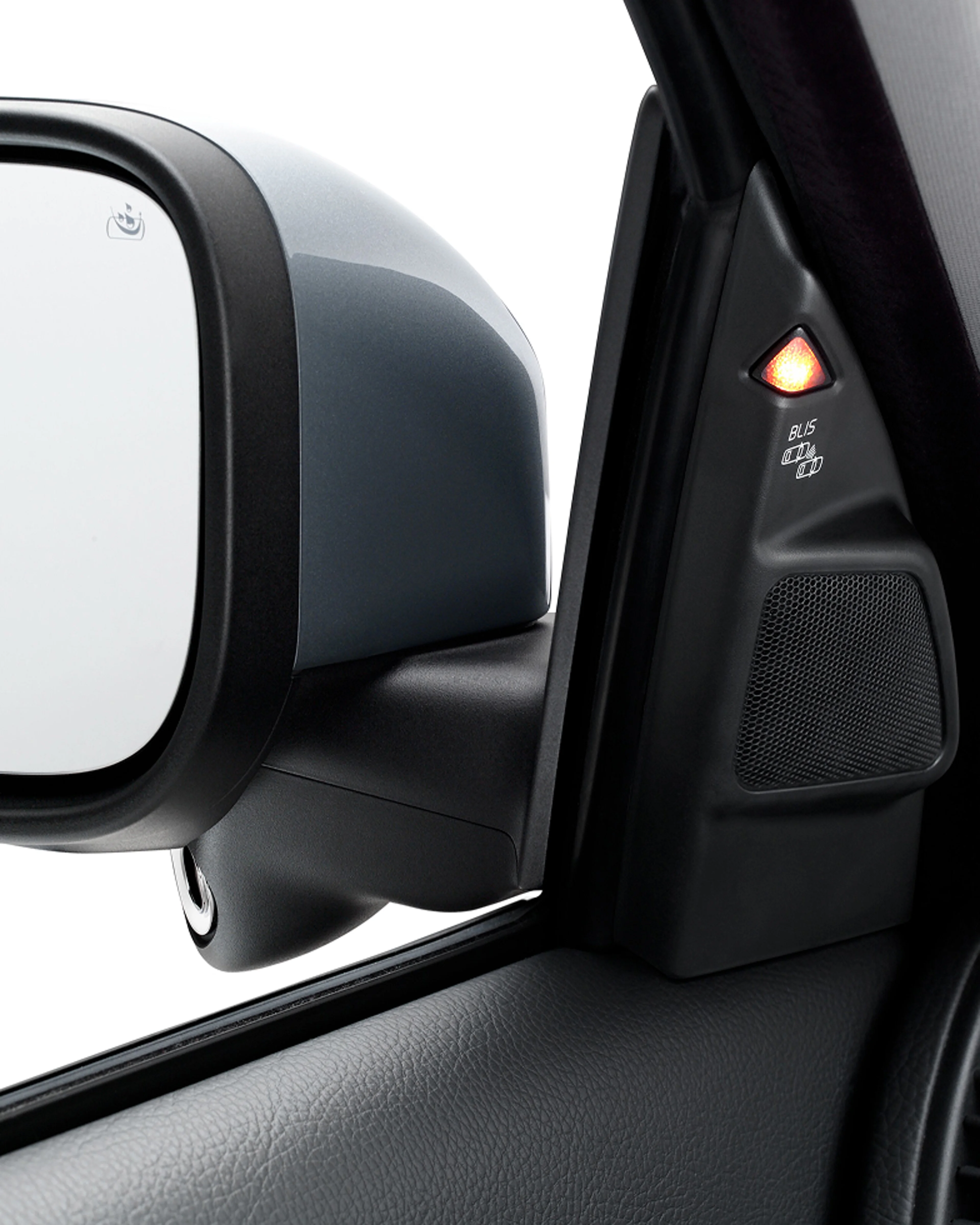 Krupni plan bočnog retrovizora i stuba na vratima sa osvijetljenim narandžastim BLIS (Informativni sistem za mrtve tačke) u sistemu za upozorenje.