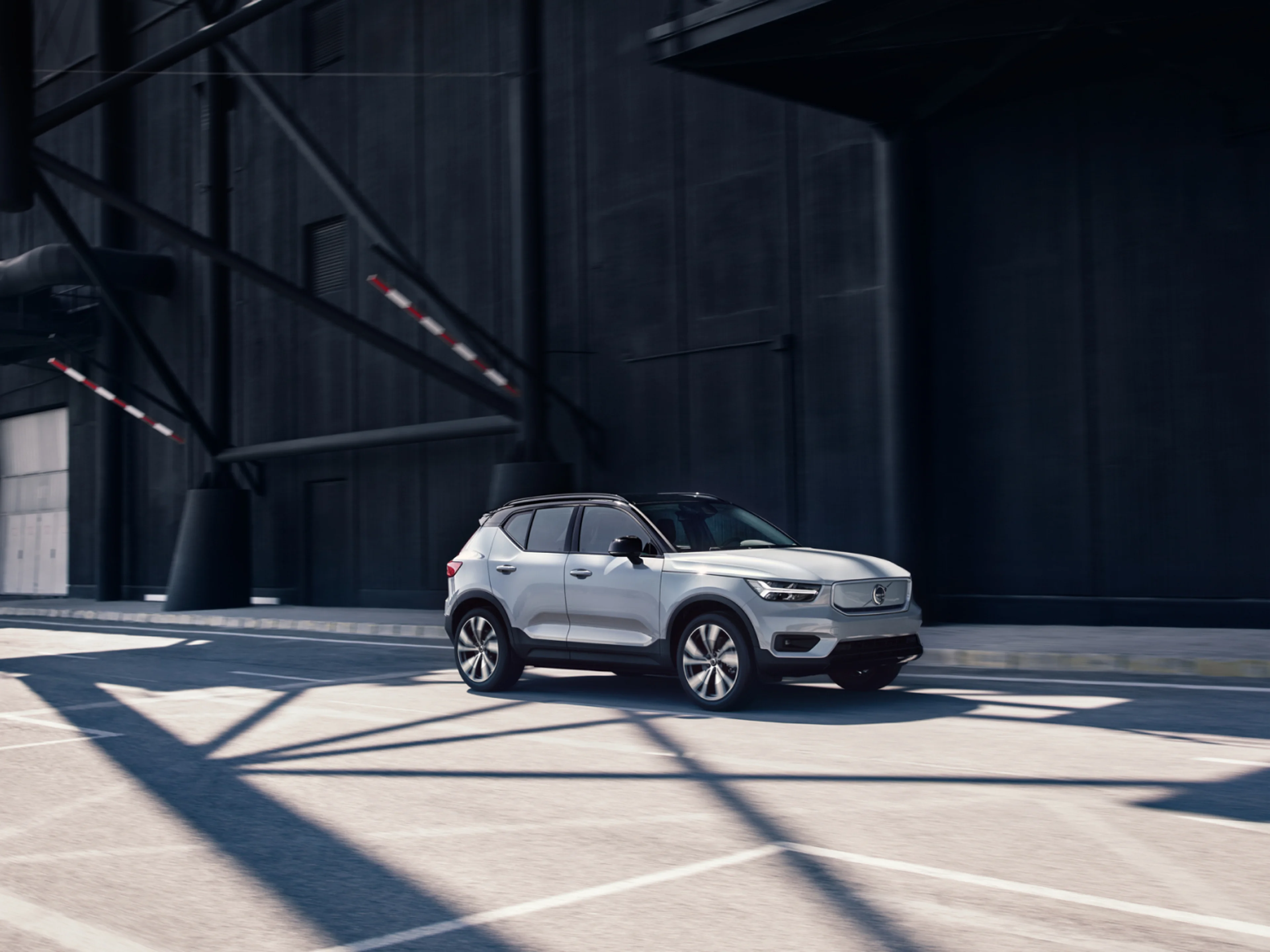 Jökulsilfraður Volvo XC40 Recharge tengiltvinn rafbíll, kyrrstæður upp við svartan bakgrunn.