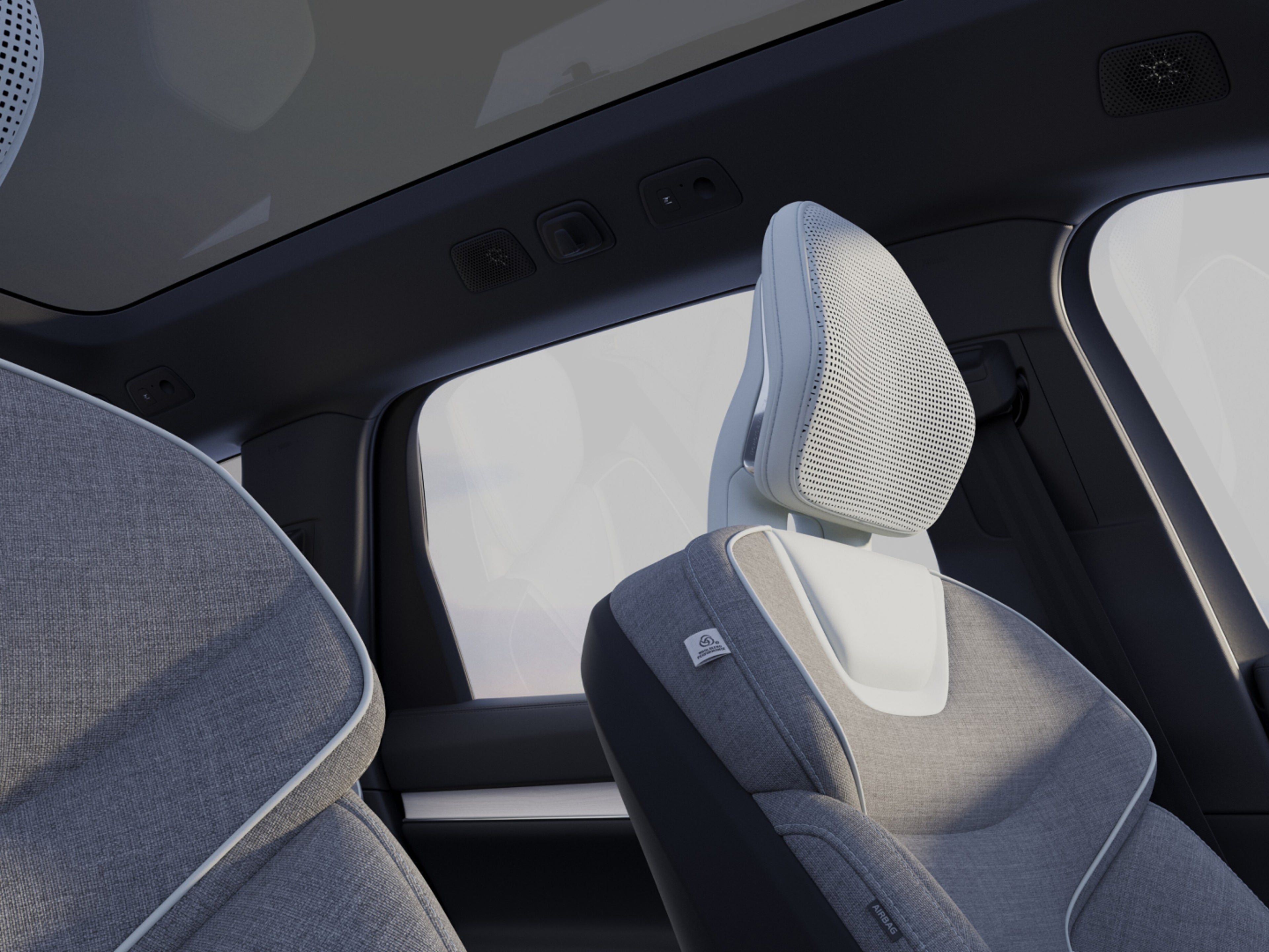 صورة مقربة من الداخل لفولفو EX90 تتميز بمقاعد من مزيج الصوف وسقف بانورامي.