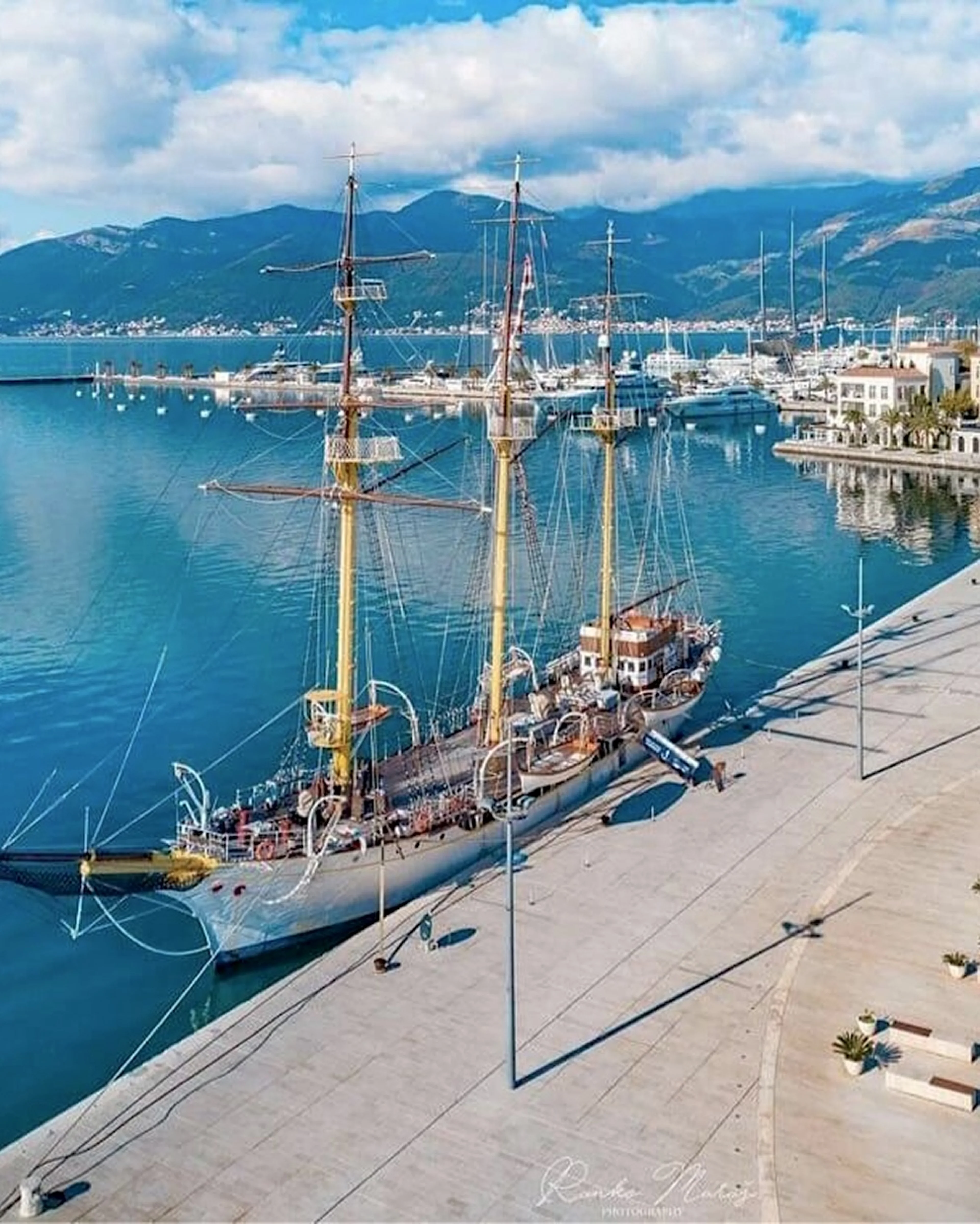 Klasičan visoki brod usidren na rivi u Bokokoranskom zalivu, Crna Gora, sa mirnim plavetnilom