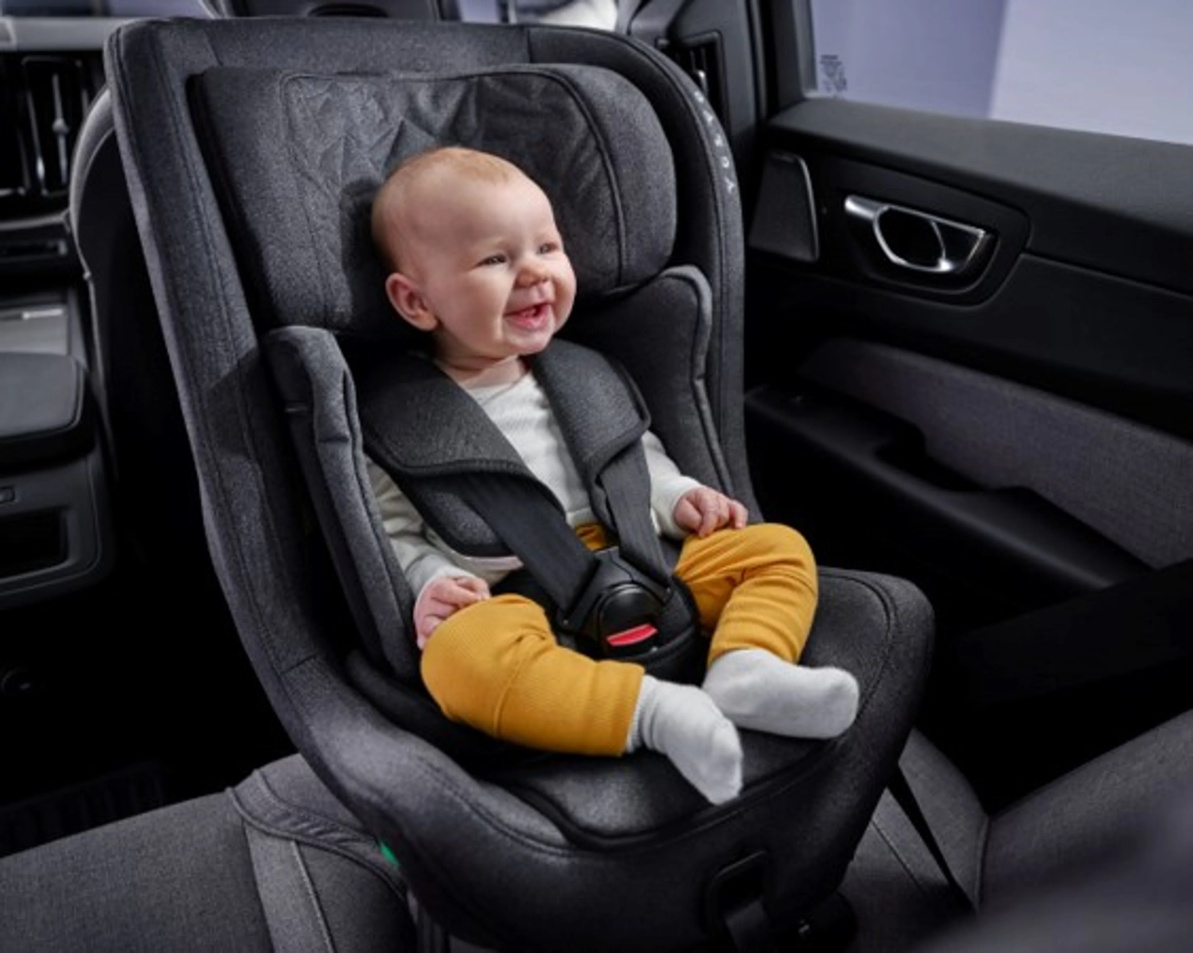 Volvo EX90 geparkt.