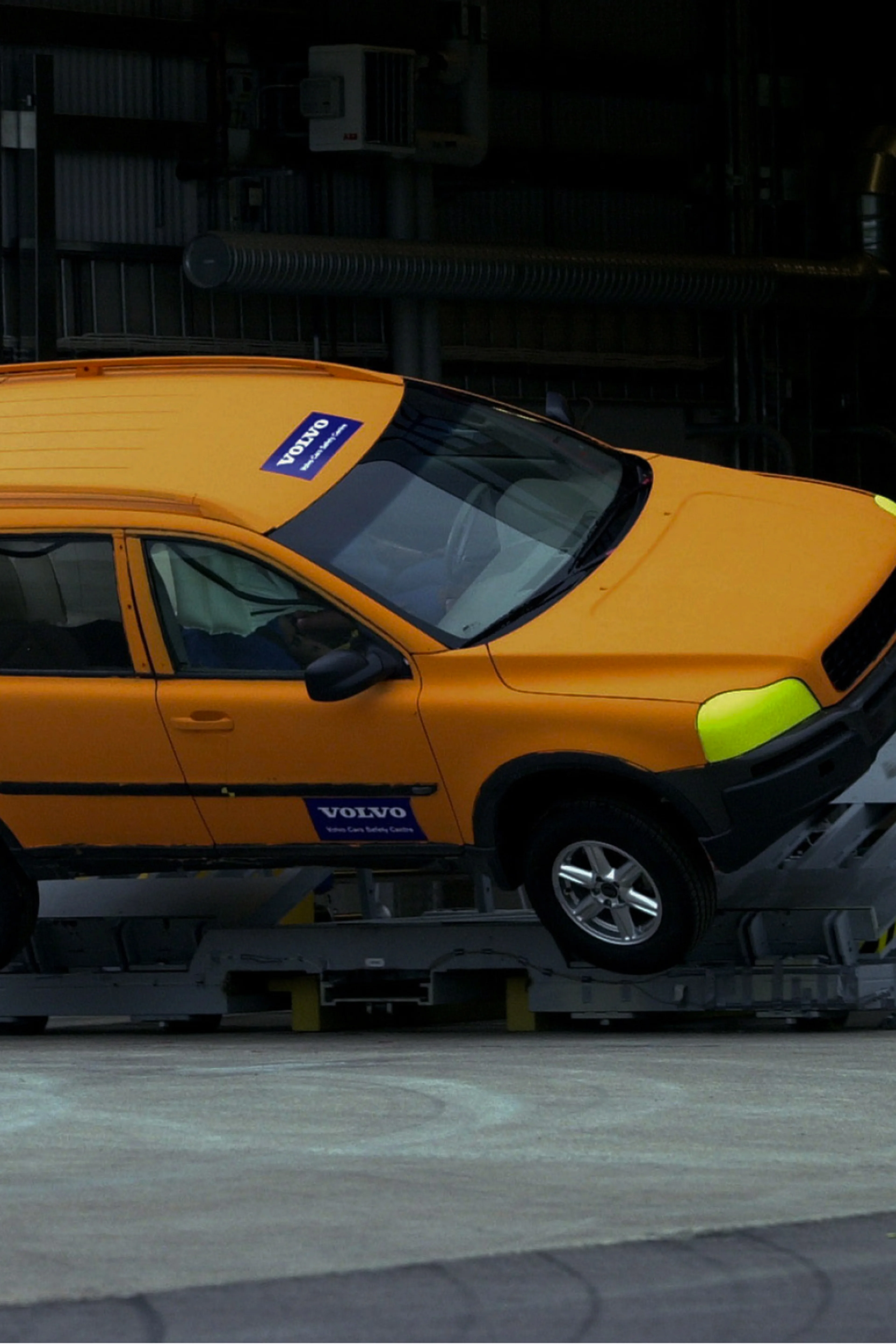 Volvo jeppi í veltuprófunum til að sannreyna rafrænu stöðugleikastýringuna og öryggisbygginguna.