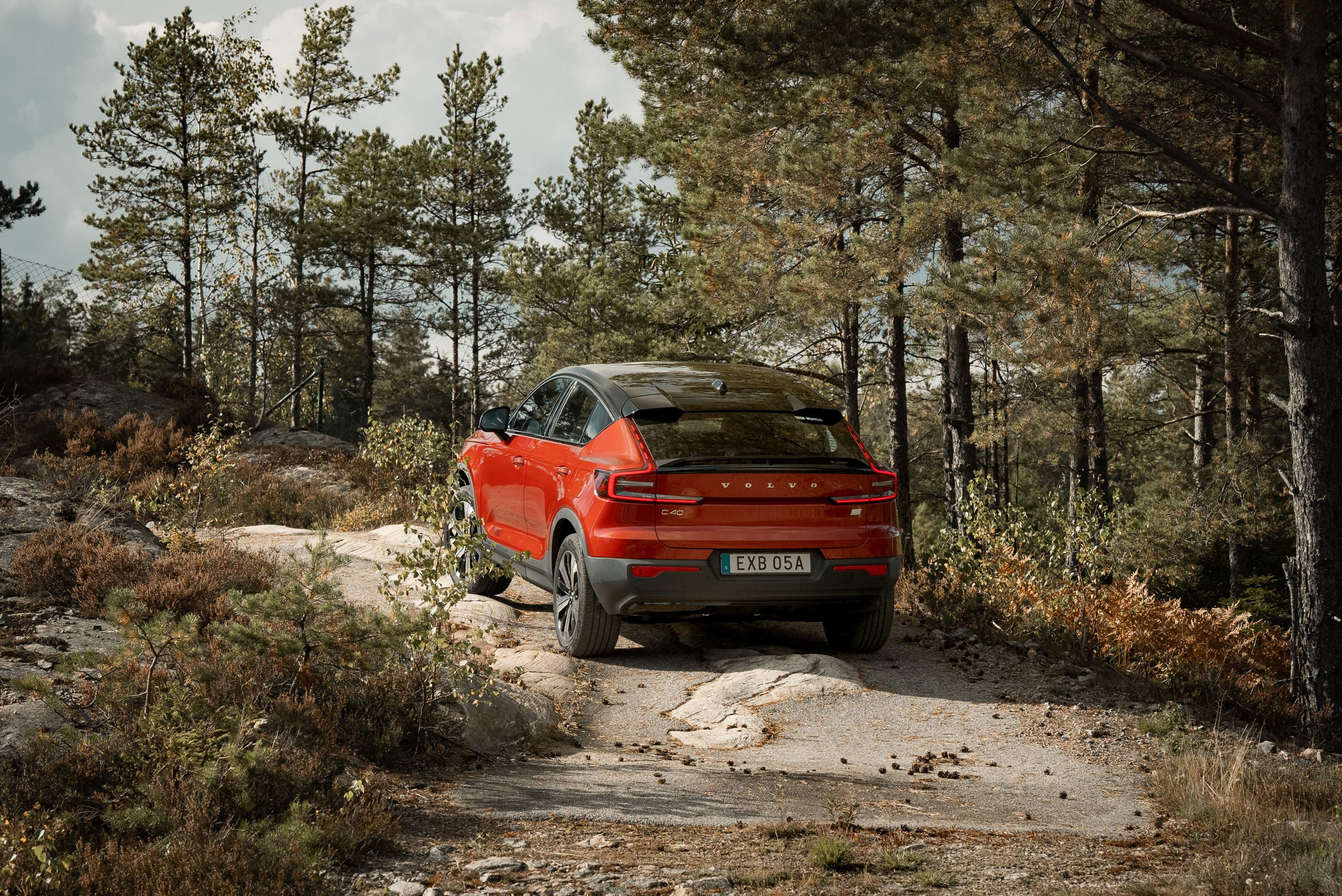 Volvo C40 driving off road.