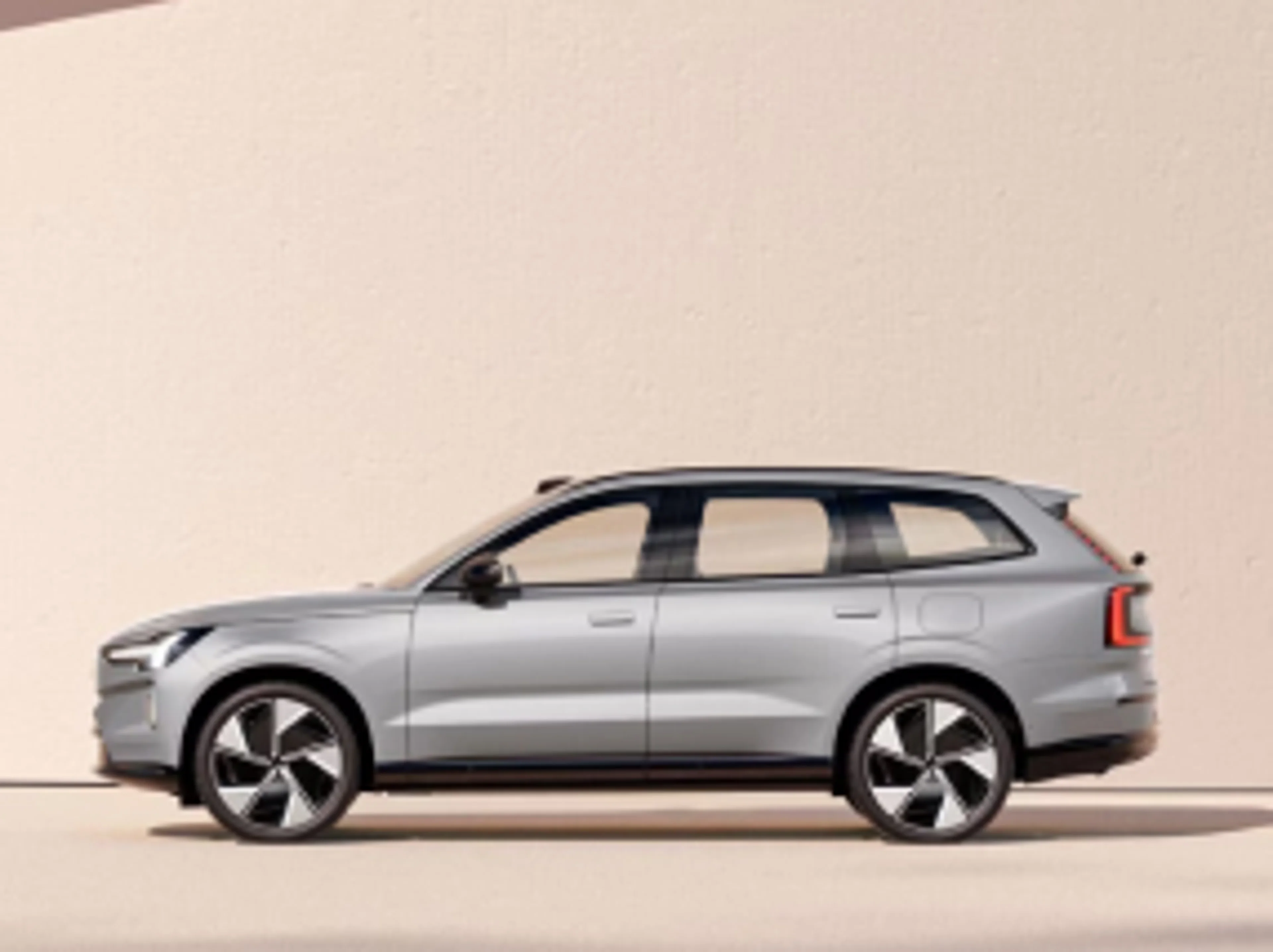 Vue latérale du Volvo EX90 dans un studio