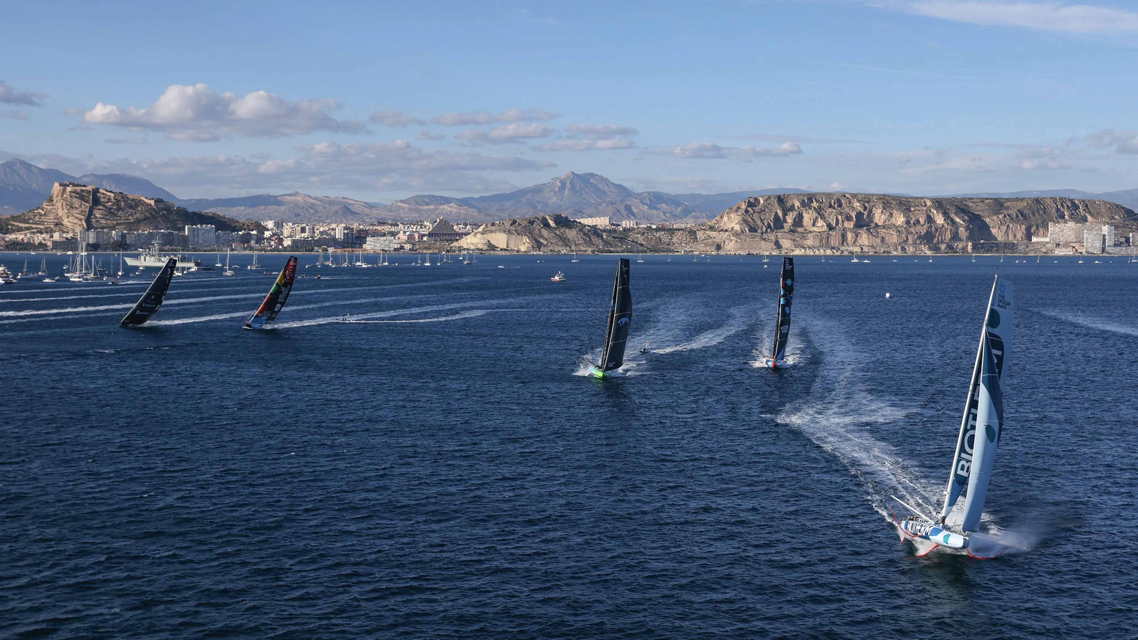 Flota visokoperformansnih jedrilica takmiči se duž obale grada tokom regate The Ocean Race.