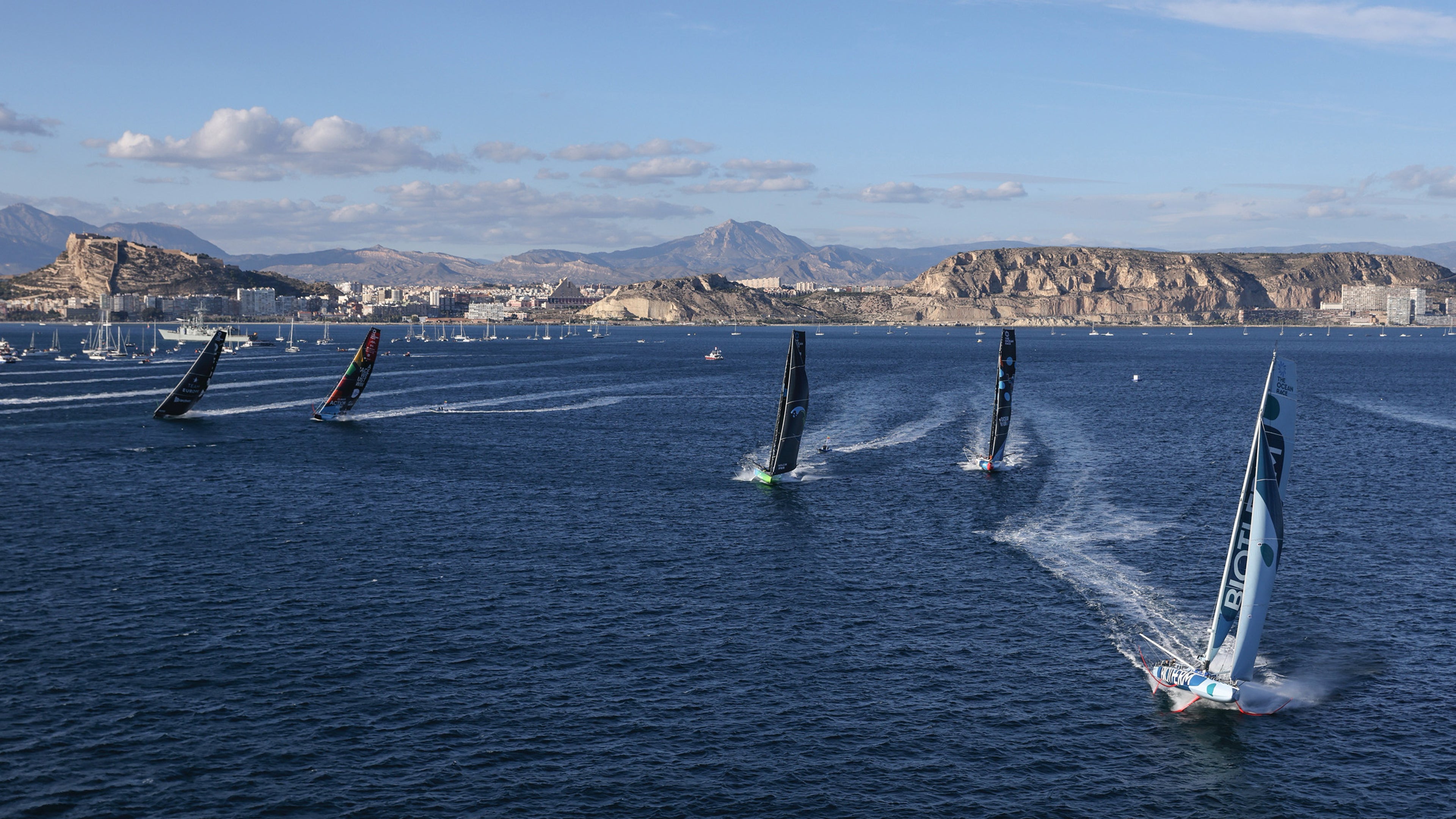 Flota visokoperformansnih jedrilica takmiči se duž obale grada tokom regate The Ocean Race.