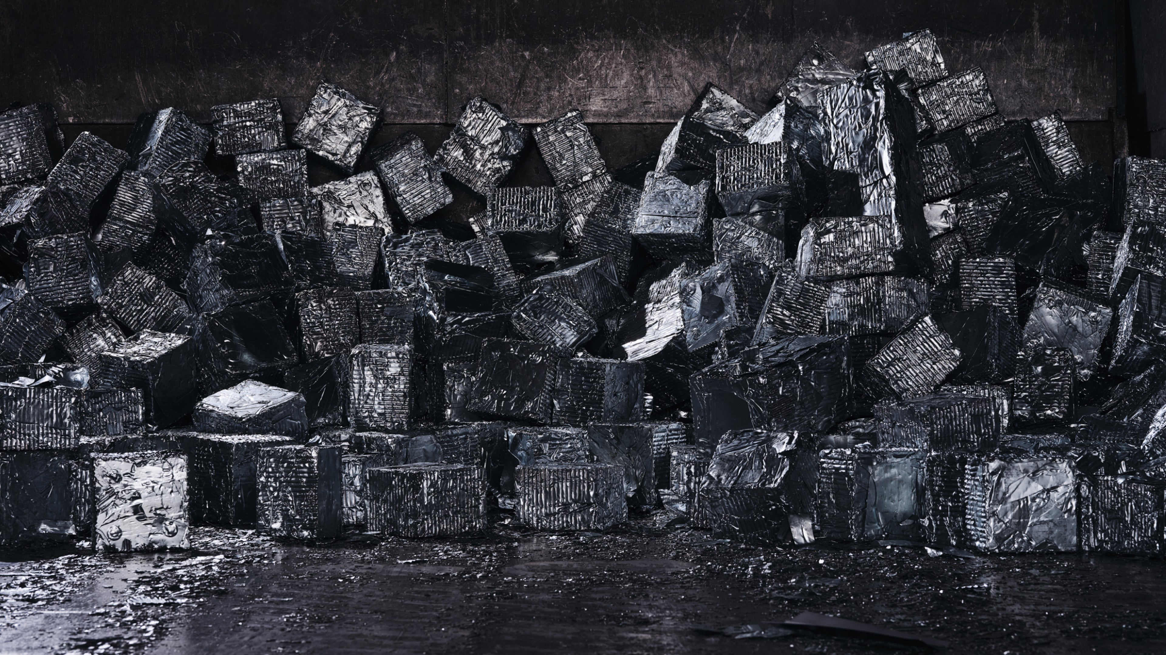 廢物處理區中許多箱子沾滿脂。