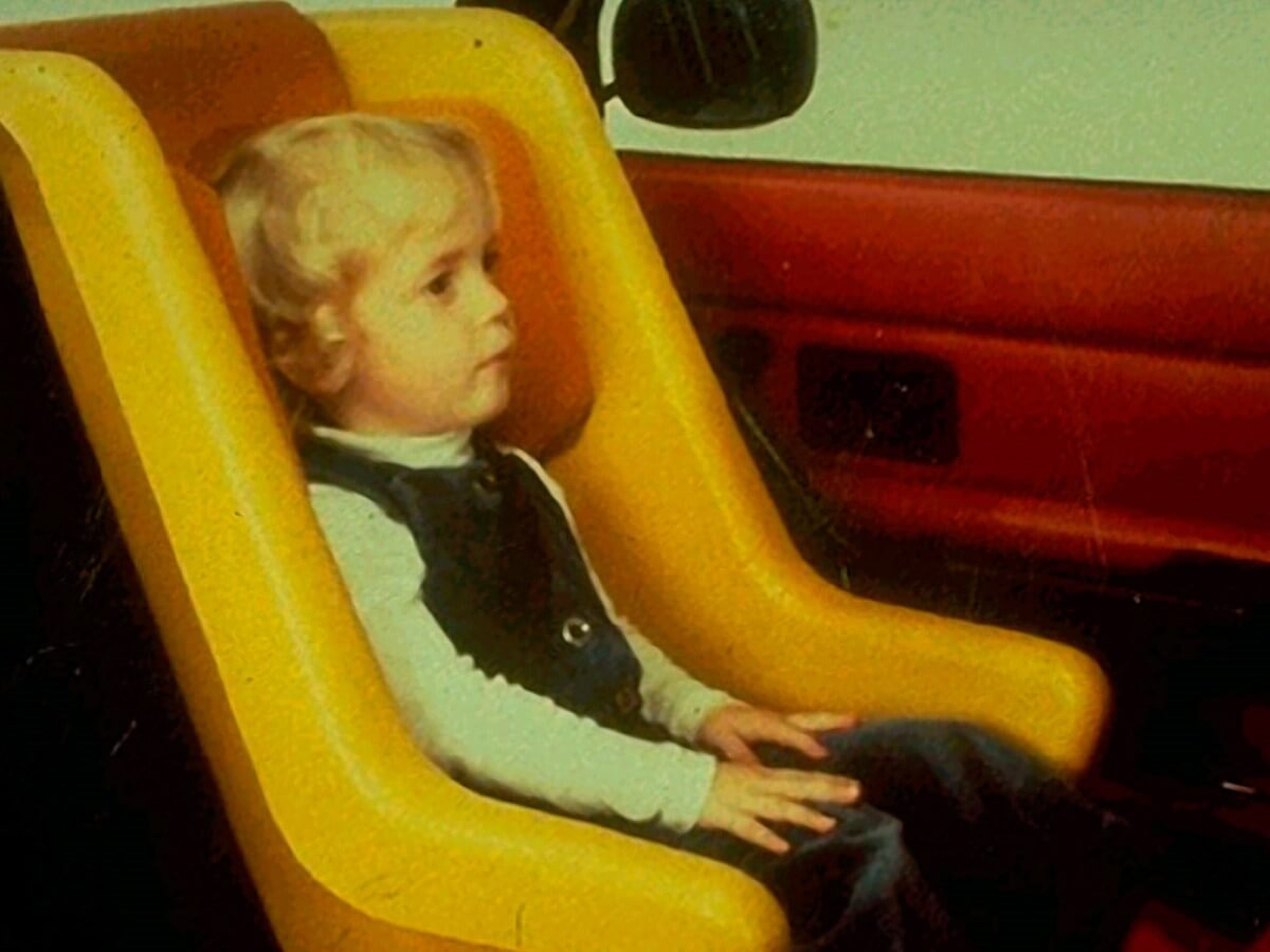 في العام 1972، أطلقت شركة سيارات فولفو مقعد الأطفال المواجه للخلف من الجيل الثاني.