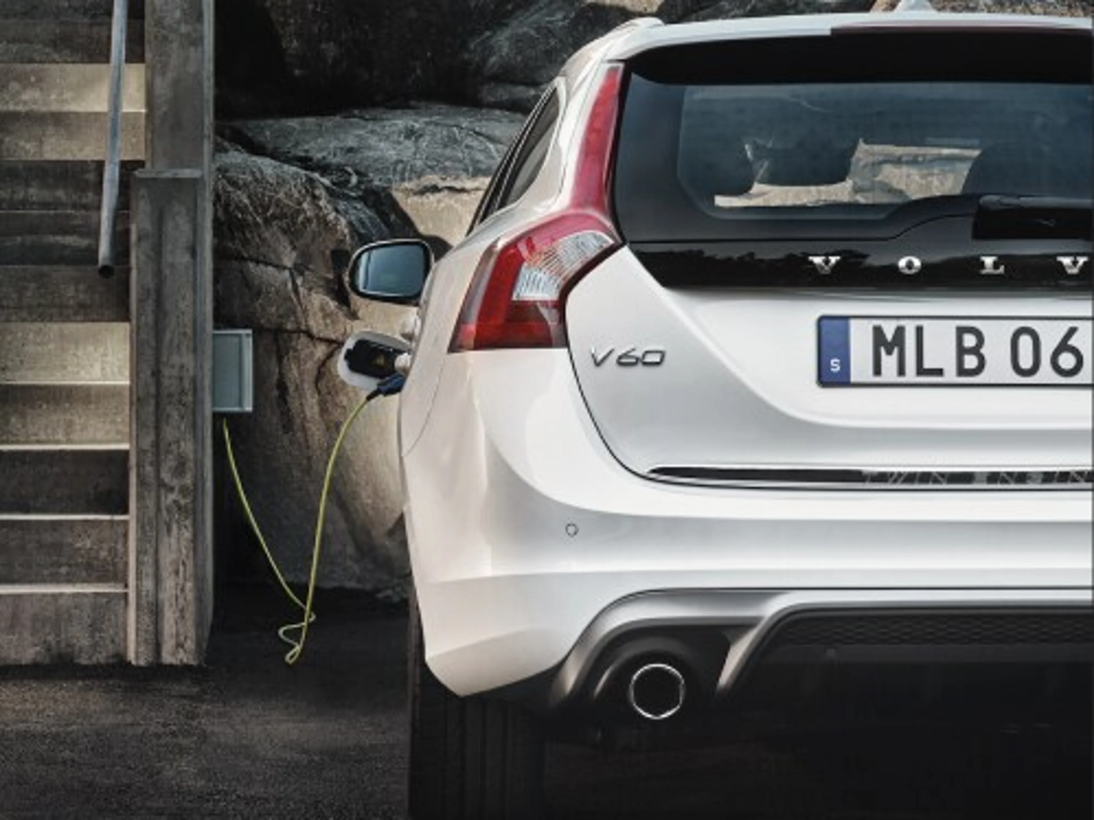 รถยนต์ Volvo V60 ปลั๊กอินไฮบริดดีเซล ขณะกำลังชาร์จไฟ