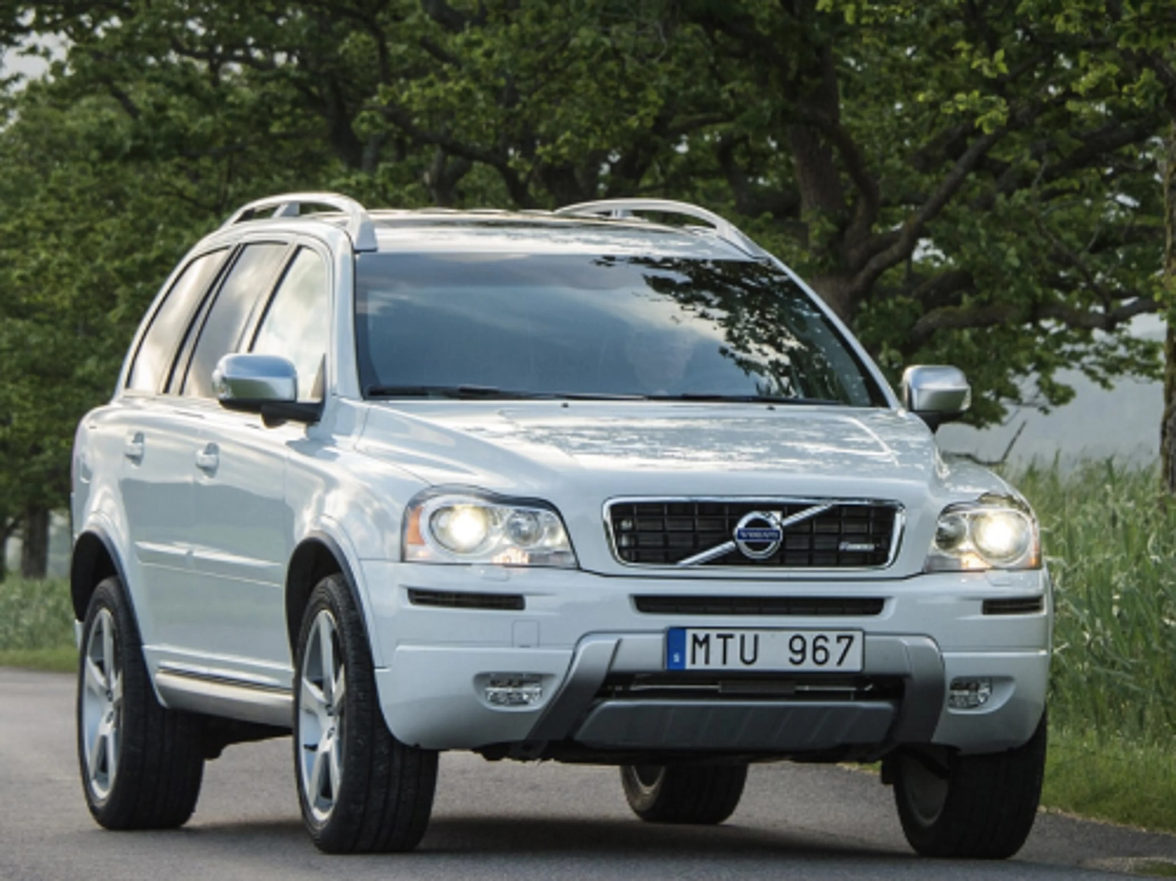 Volvo XC90 sur une route de campagne.