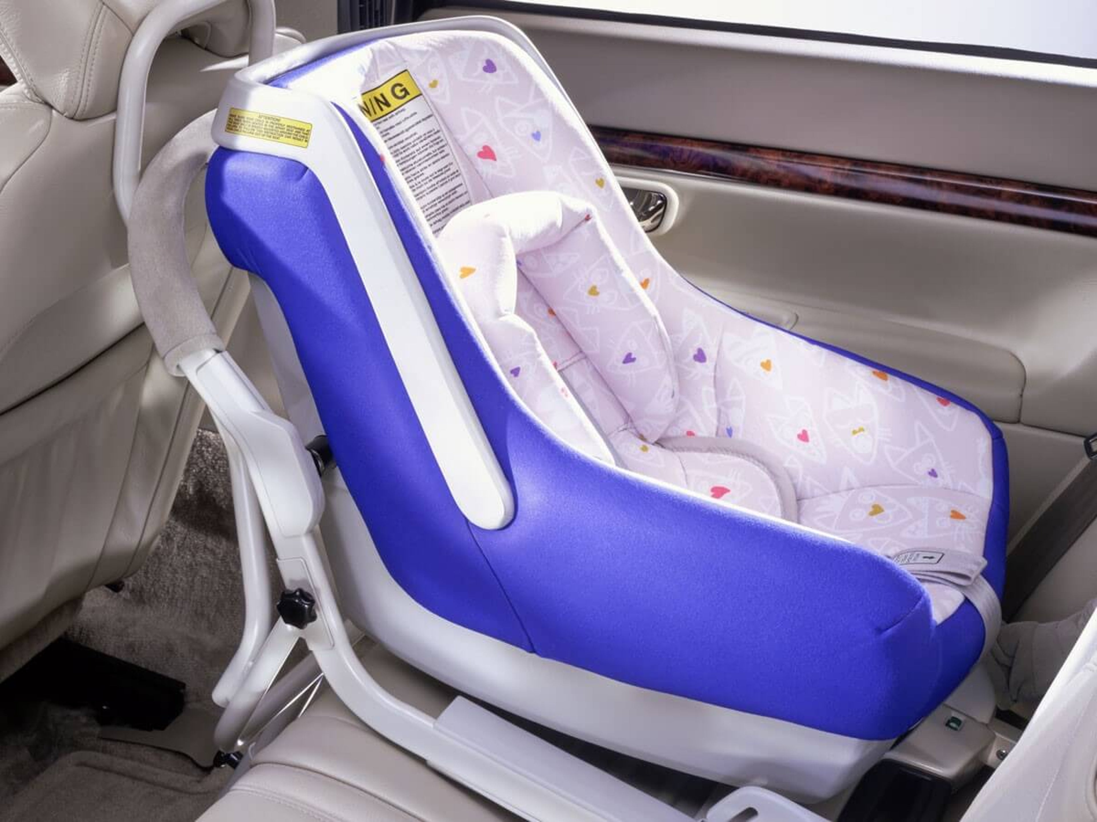 في العام 2000، أطلقت فولفو أول مقعد أطفال مواجه للخلف في العالم مع ISOFIX.