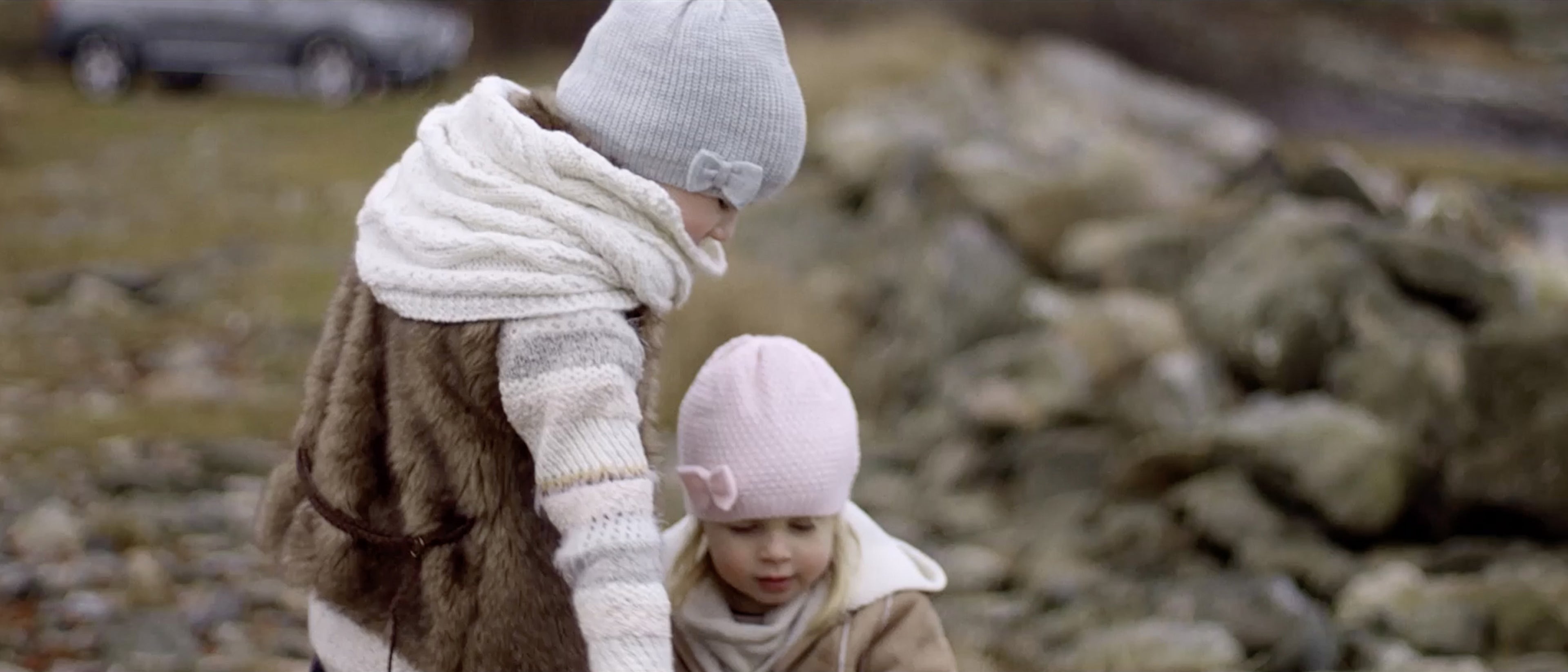 مونتاج لأطفال يلعبون حول سيارة Volvo، وأحد الوالدين يقود أطفاله في نفس السيارة، تليها لوتا جاكوبسون تشرح لماذا يجب على الأطفال حتى سن الرابعة السفر في مقاعد موجّهة نحو الخلف.