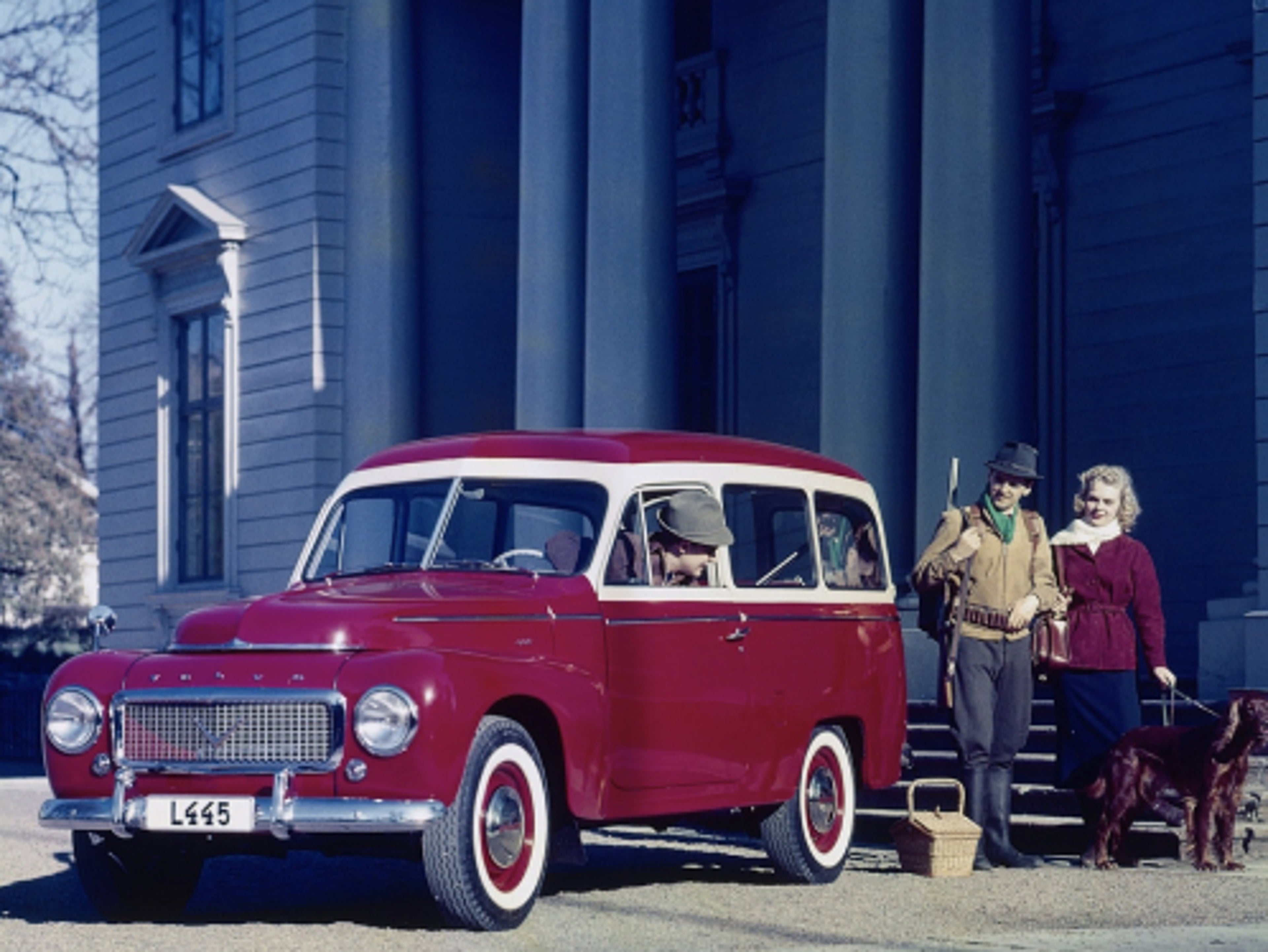 Ein roter, 3-türiger Volvo Duett Kombi.