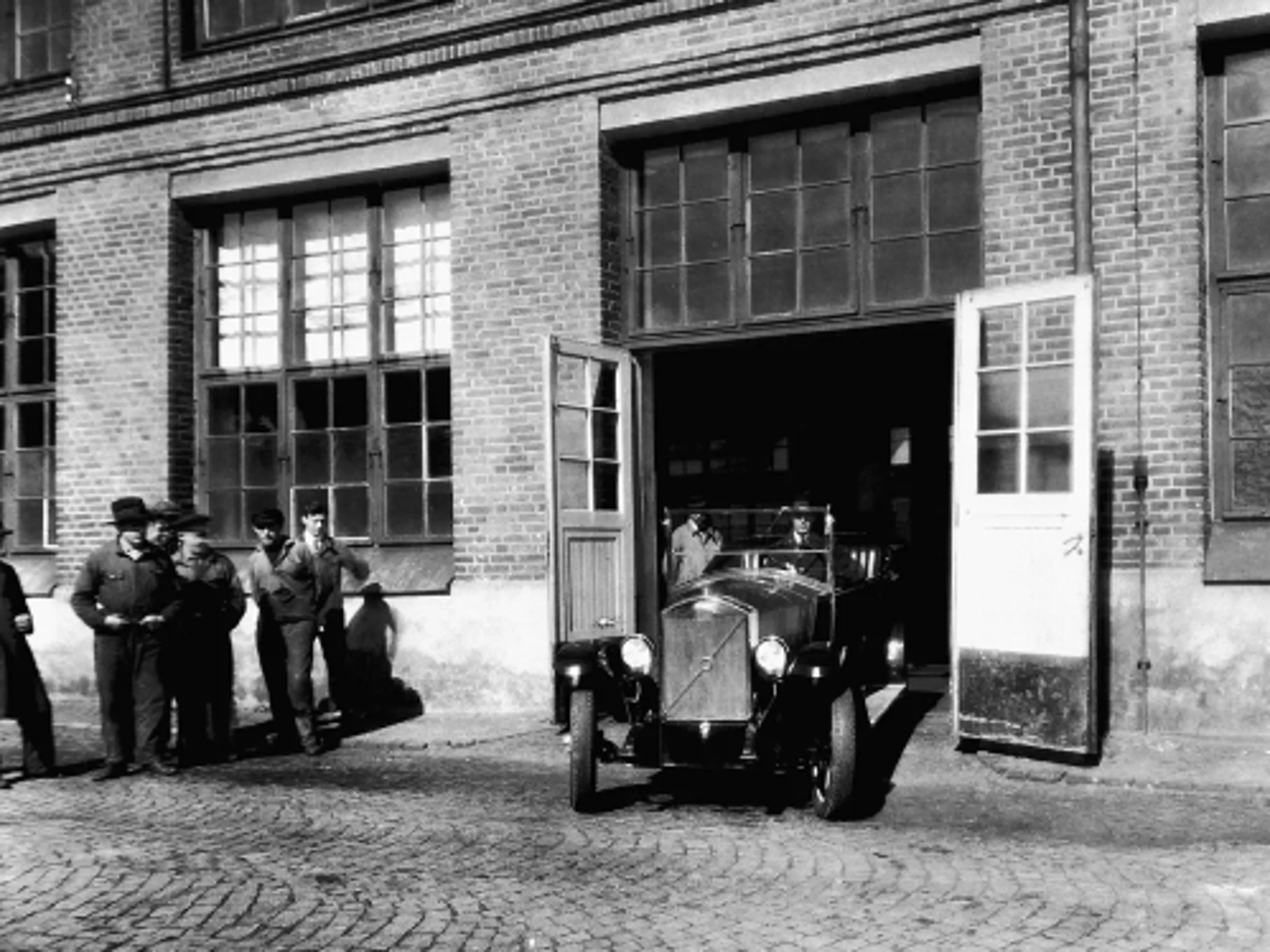 El primer coche Volvo atraviesa las puertas de la fábrica.