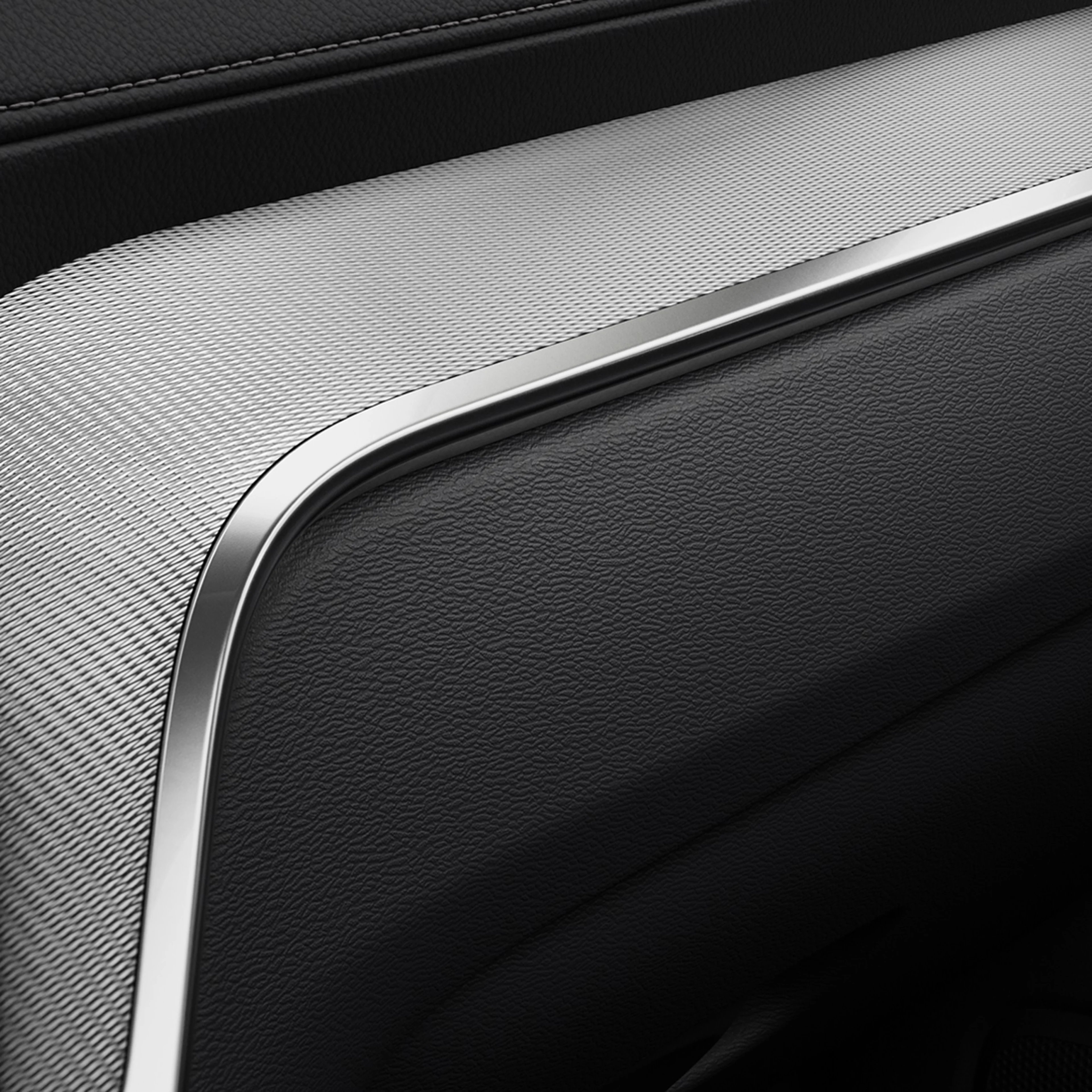 Incrustations décoratives et panneau en aluminium maillé d'une berline Volvo S60.