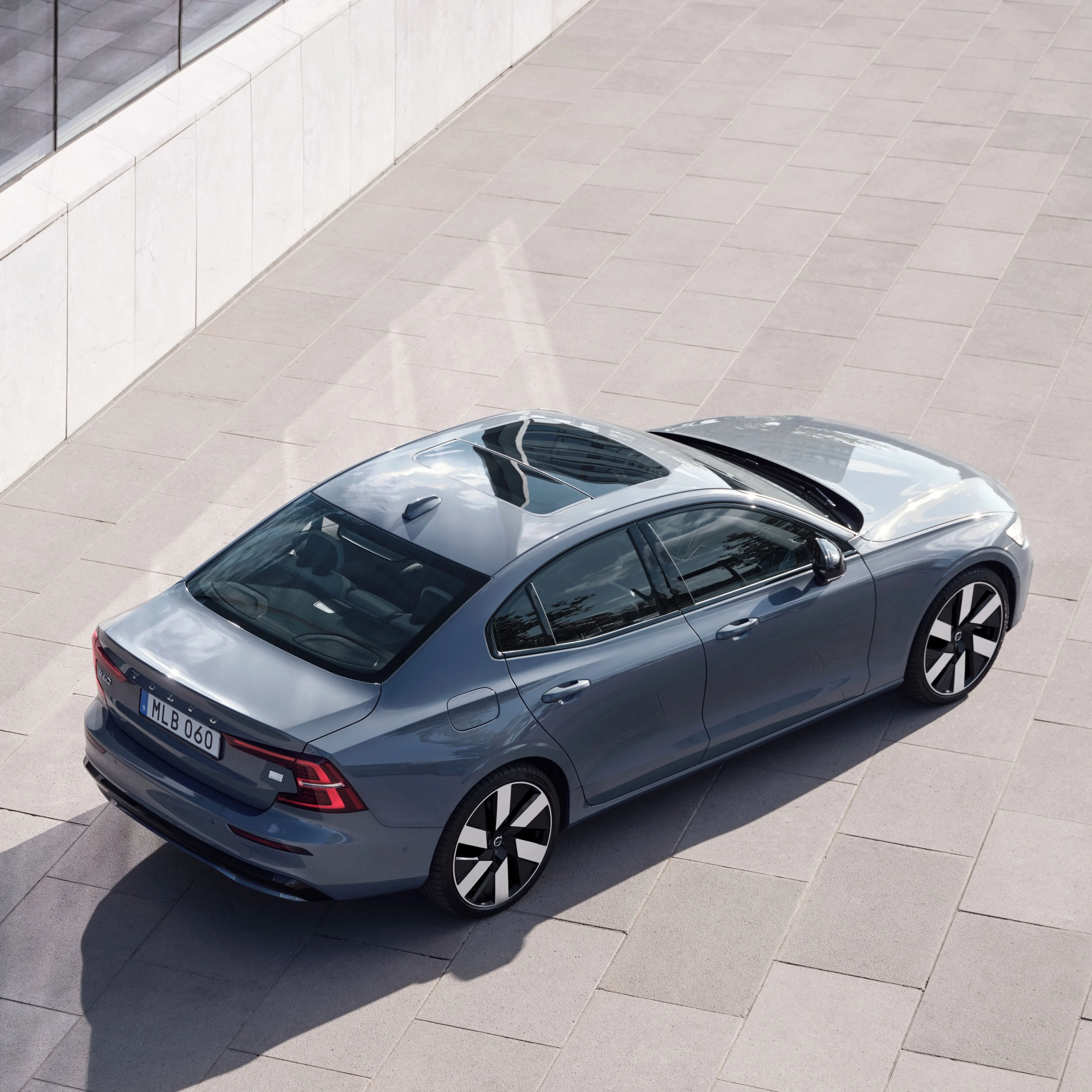 Una Volvo S60 vista di profilo