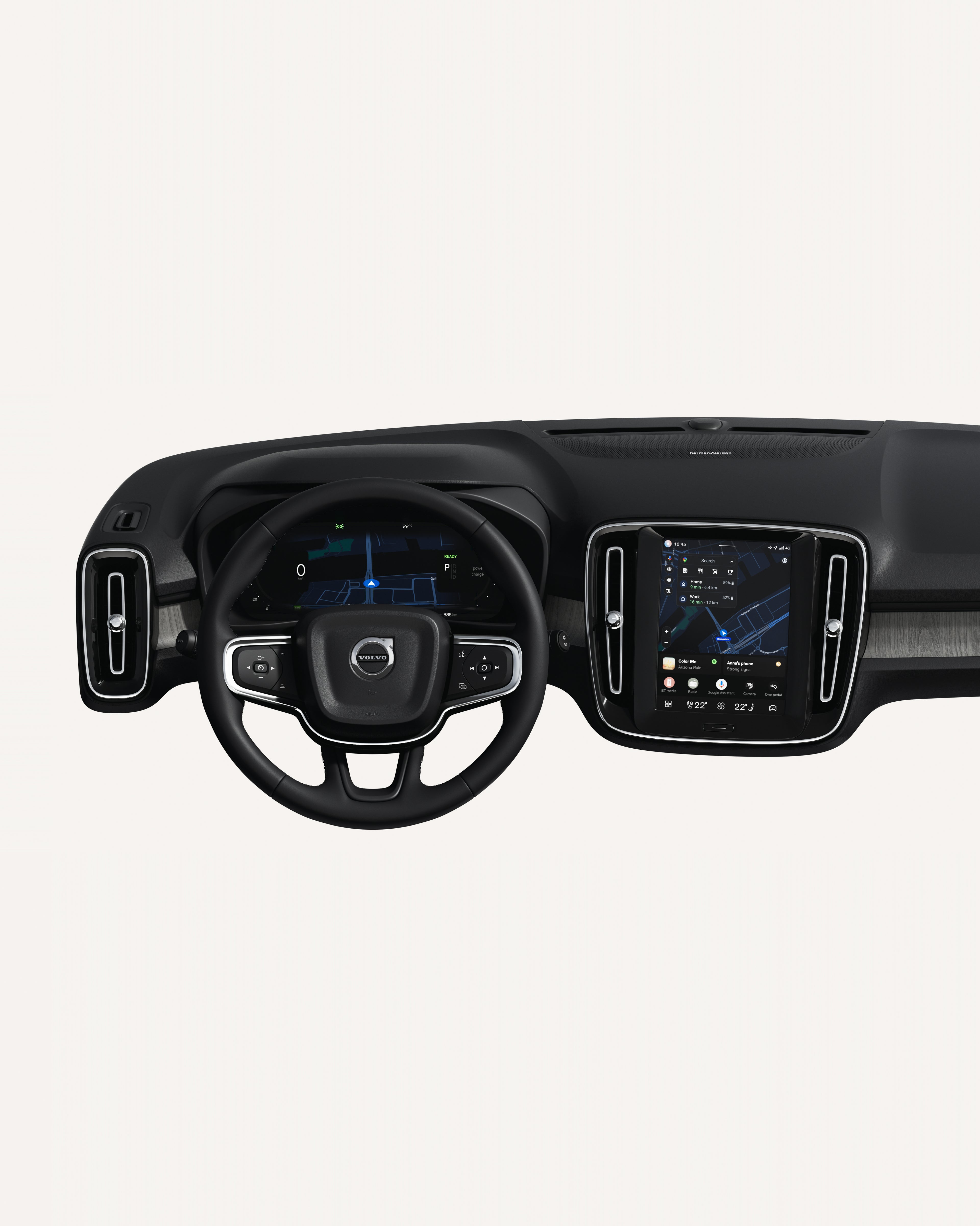Внатрешен поглед на контролната табла на Volvo XC40, вклучувајќи го воланот и екранот на допир во бела студиска средина.