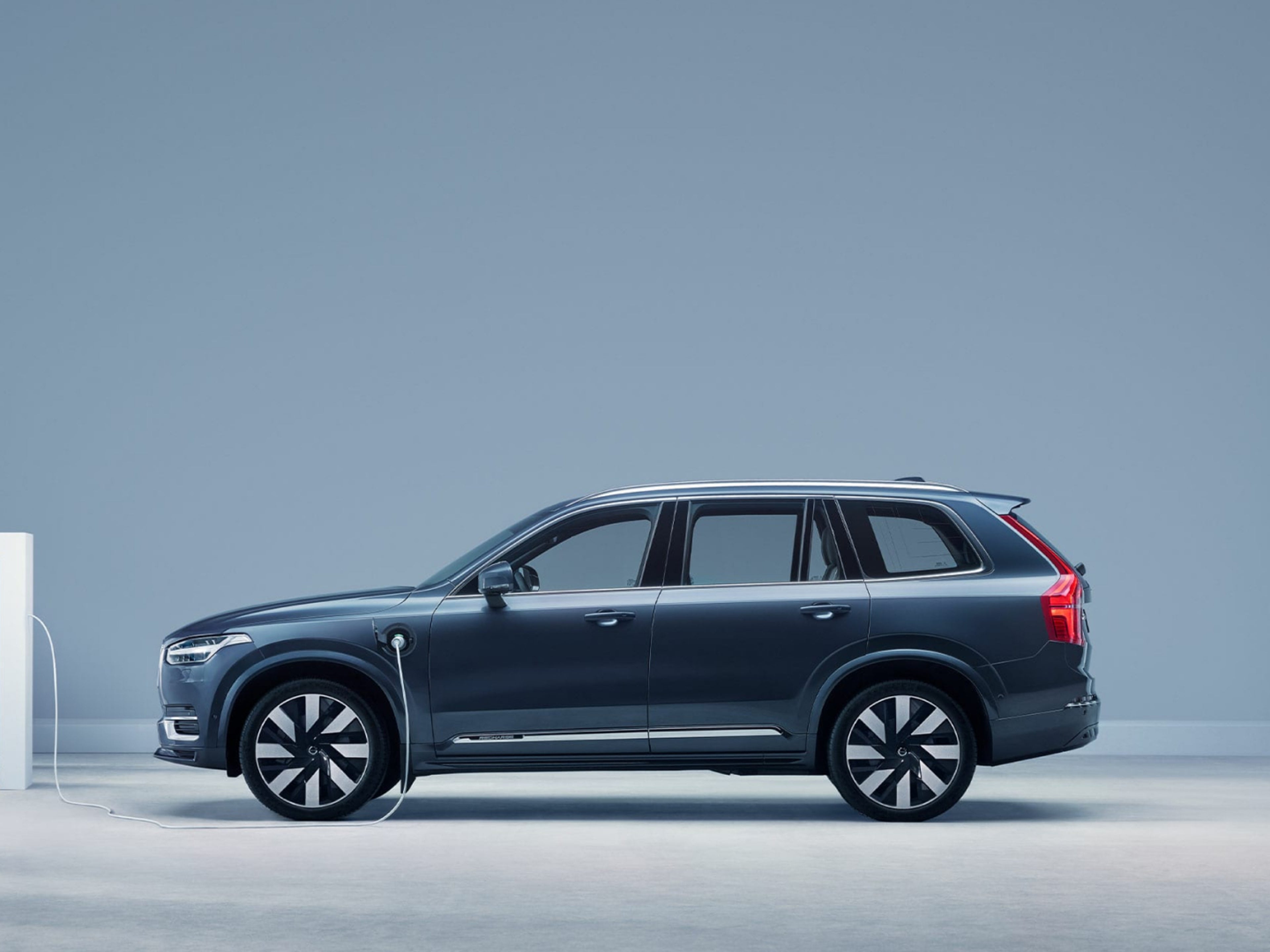 Sidoprofil av en Volvo XC90 Recharge laddhybrid SUV.