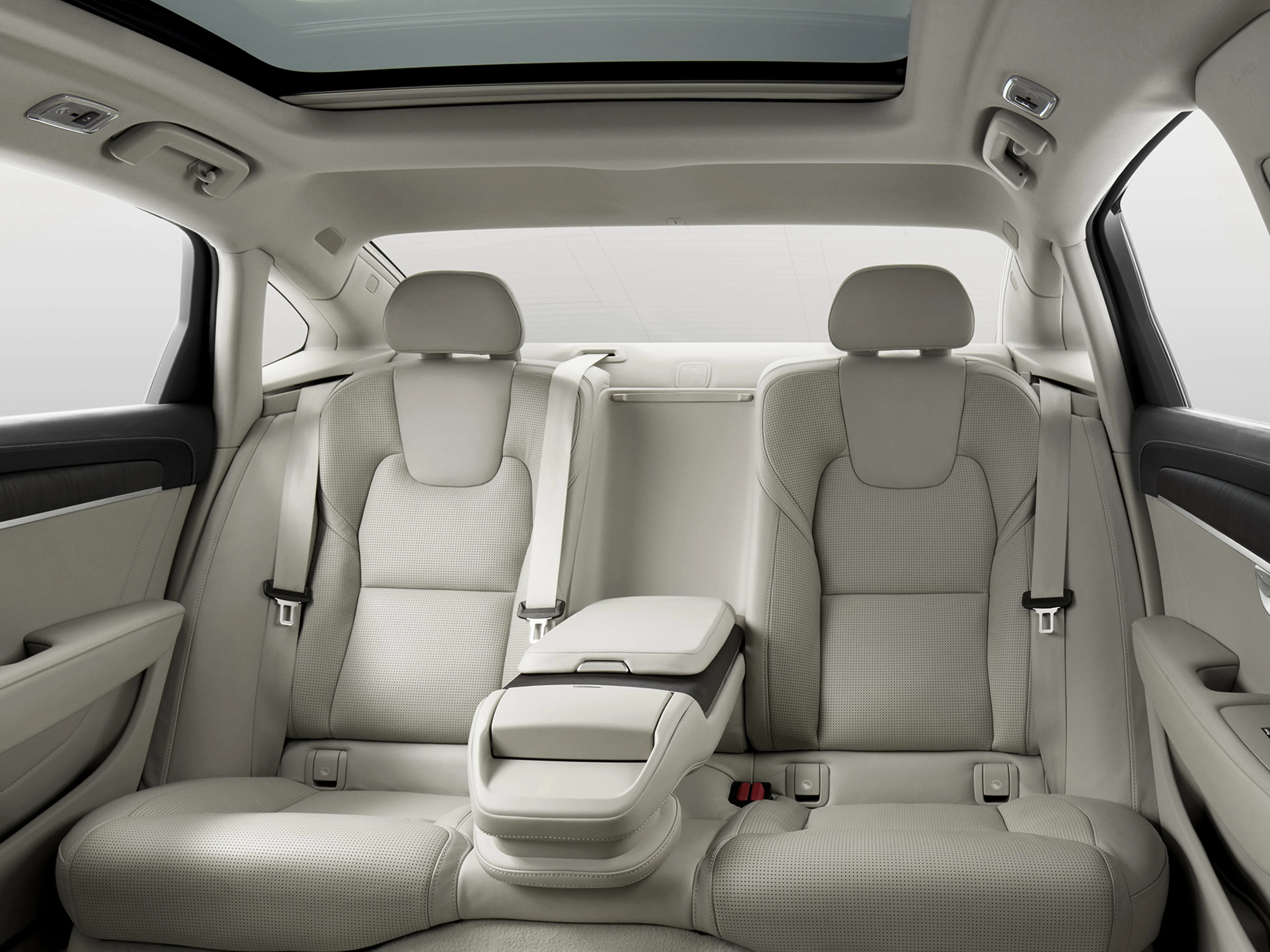 Rear seats with generous legroom and the exclusive centre armrest in the S90 sedan.