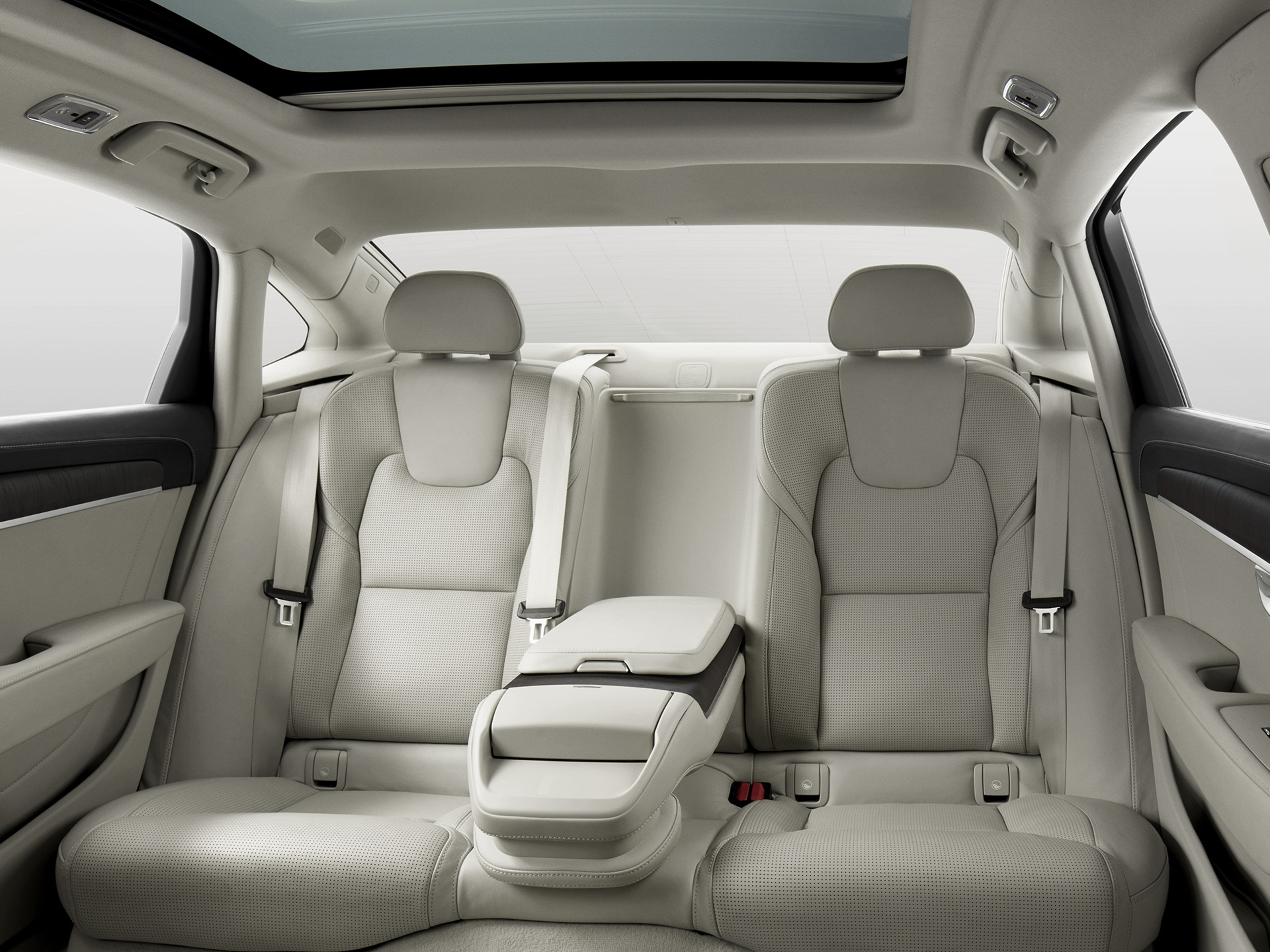 Rear seats with generous legroom and the exclusive centre armrest in the S90 sedan.