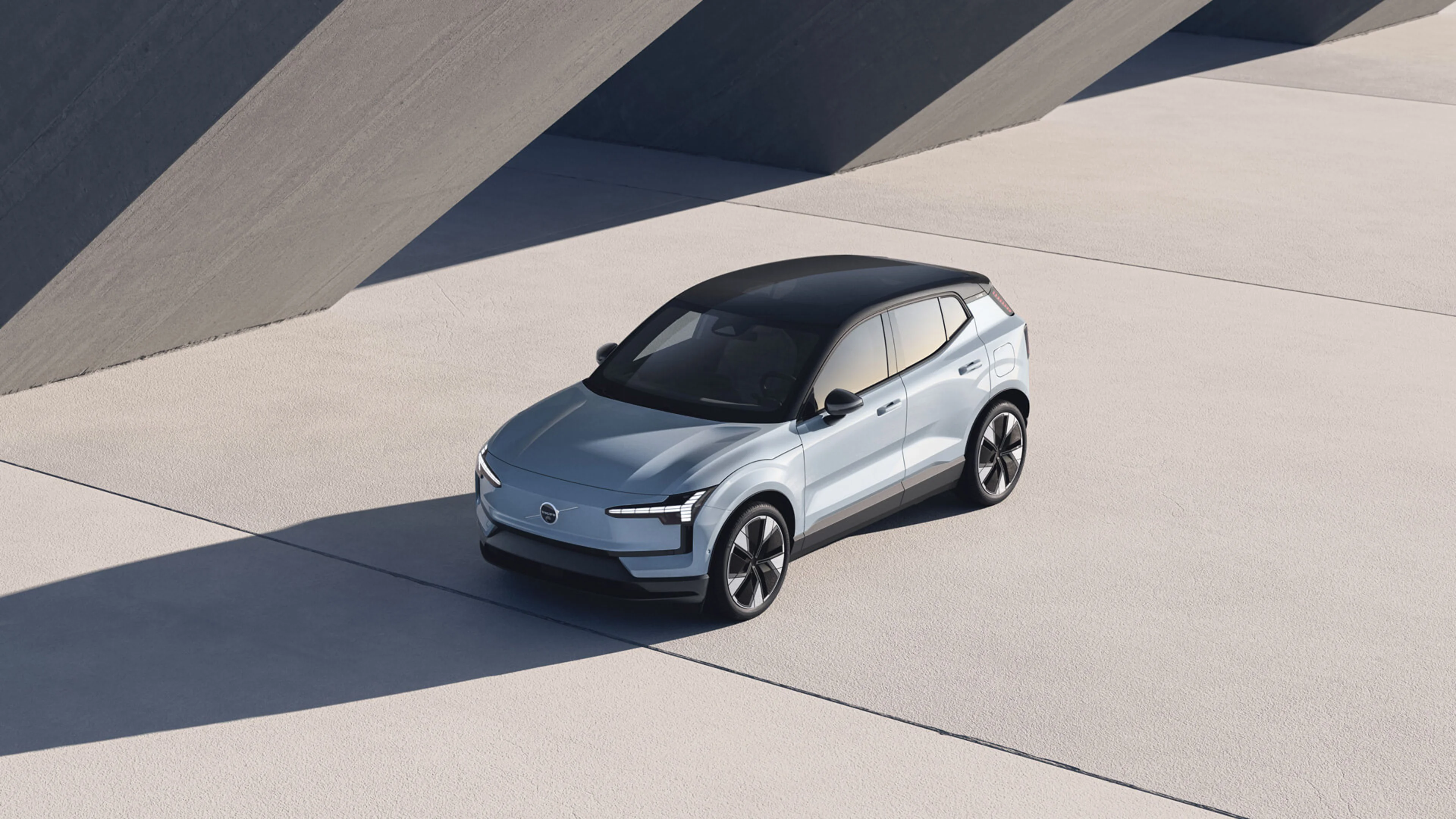 Volvo EX30 entièrement électrique bleu nuage