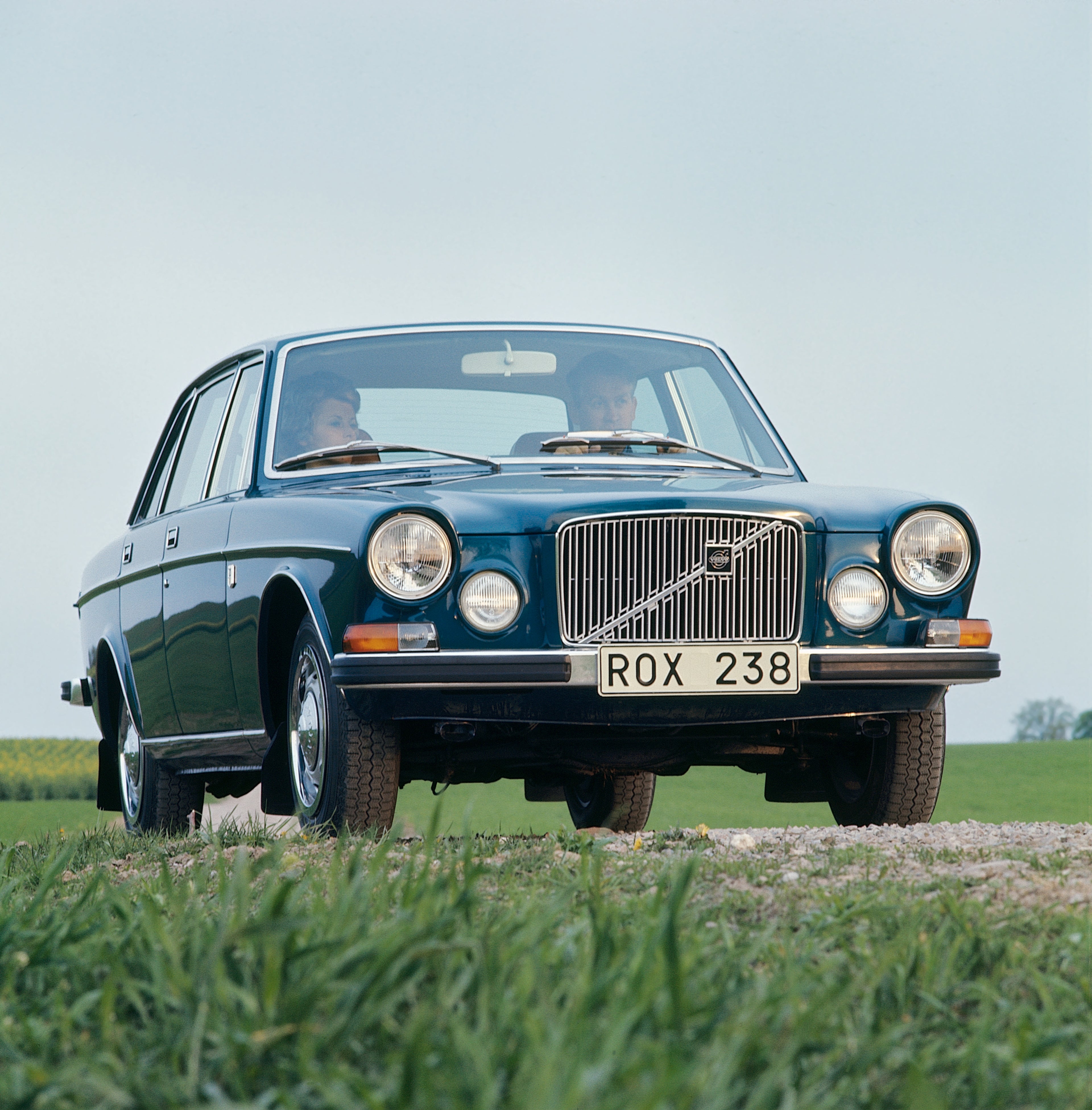Volvo 164 verte garée dans un parc.