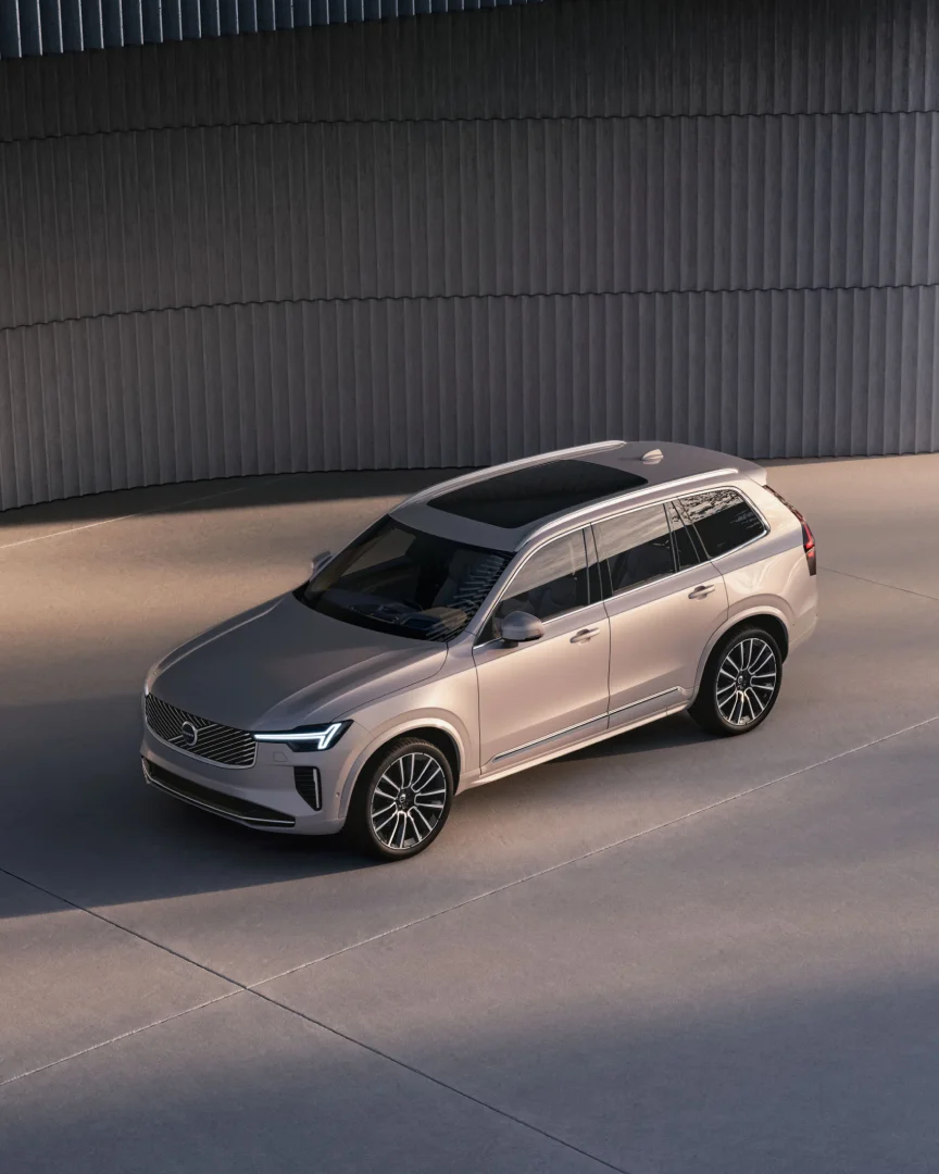 A side view of the XC90 7-seater mild hybrid SUV.