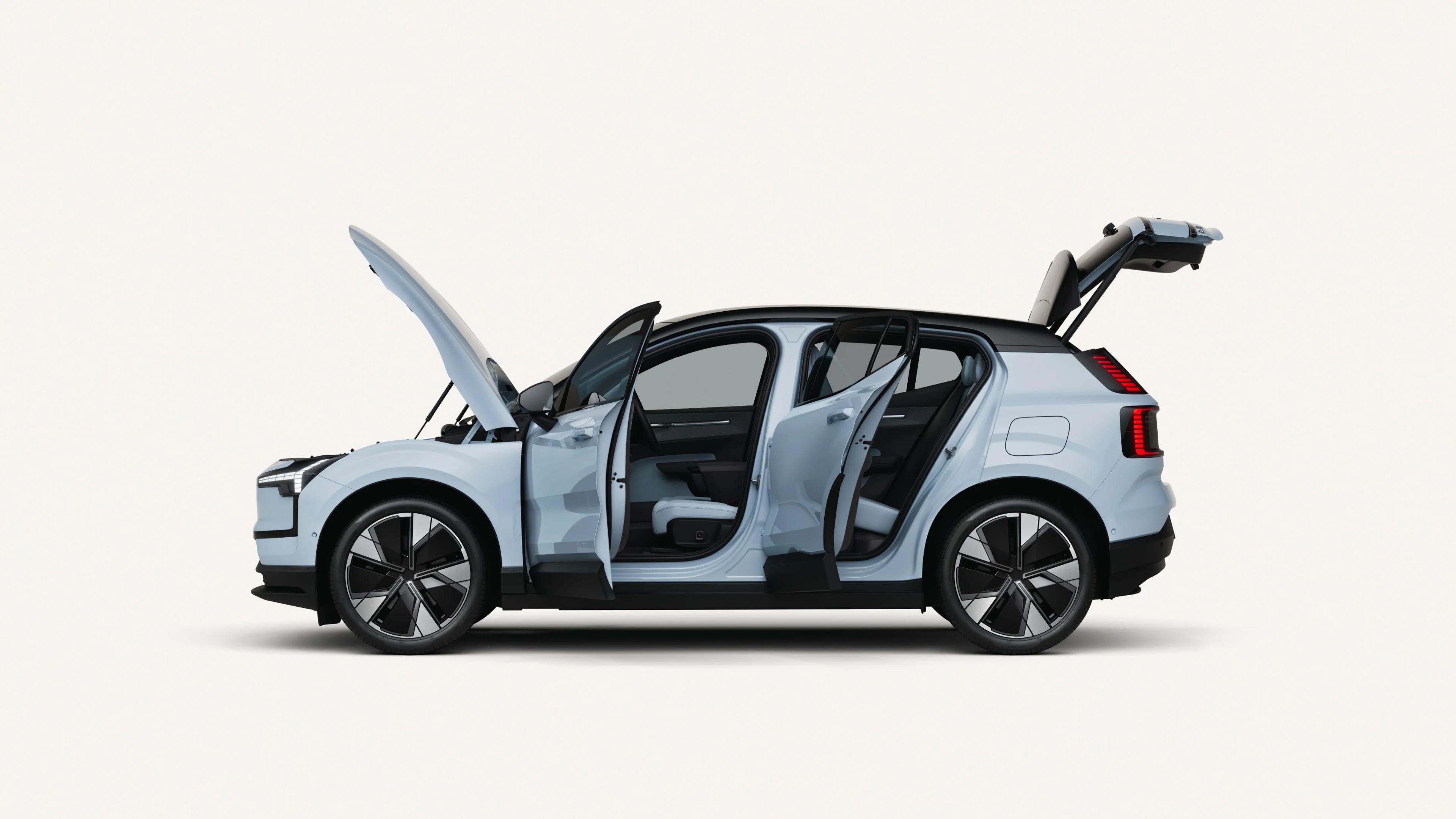 Vista lateral del Volvo EX30 eléctrico con el capó, las puertas y el maletero abiertos.