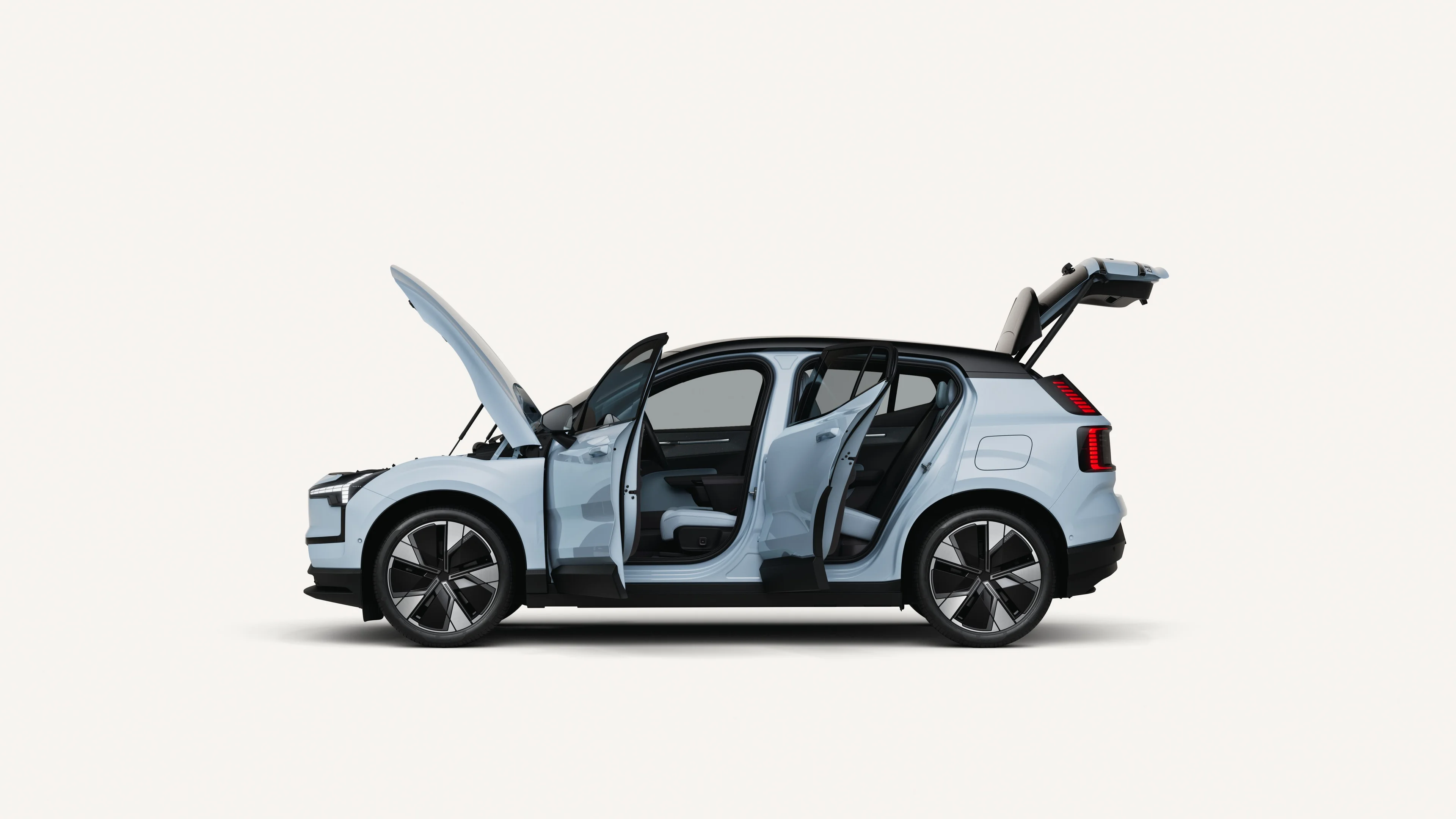 Seitenansicht des vollelektrischen Volvo EX30 mit offener Motorhaube, Türen und Kofferraum.