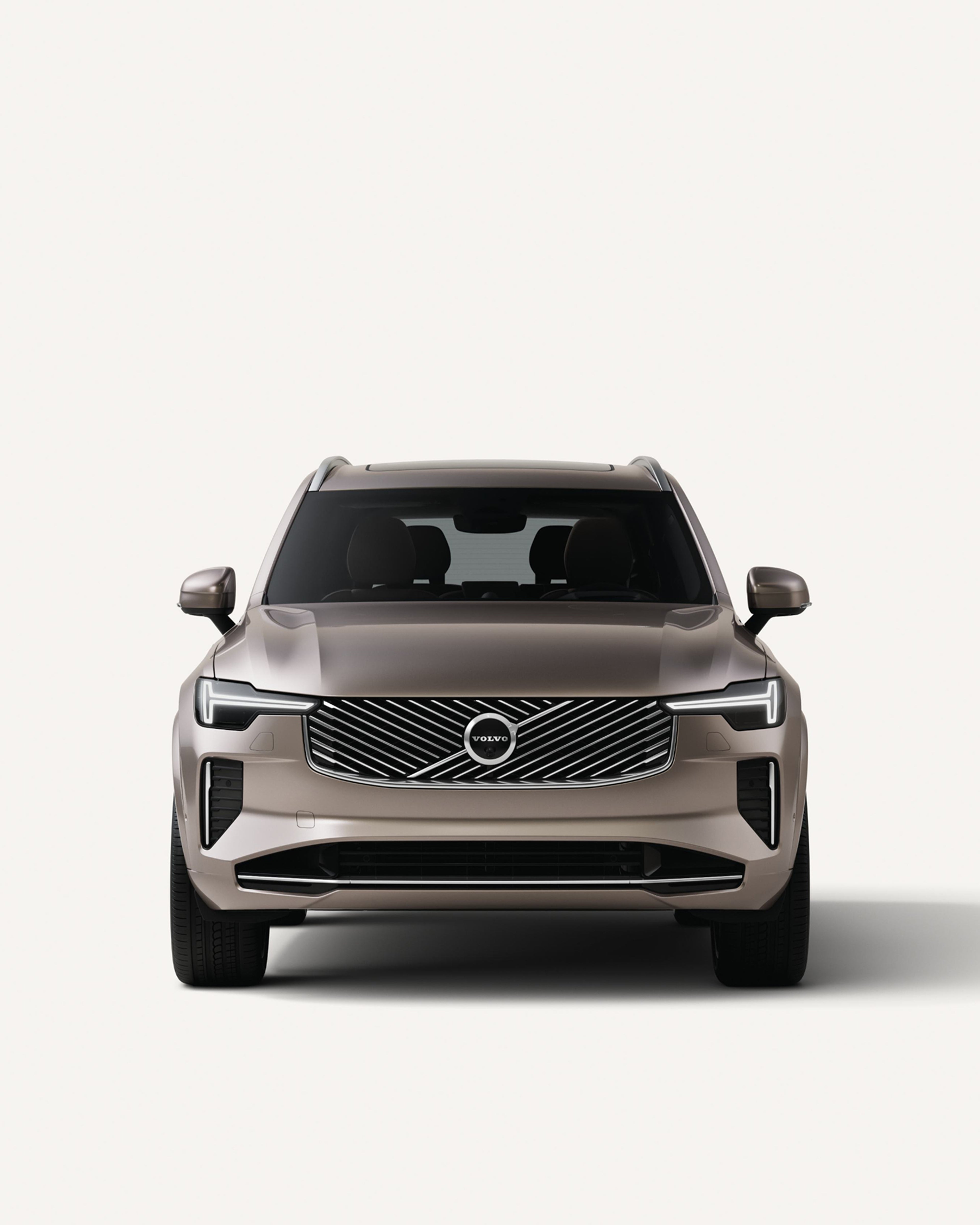 Frontansicht des Volvo XC90 Plug-in Hybrid in einer weißen Studioumgebung.