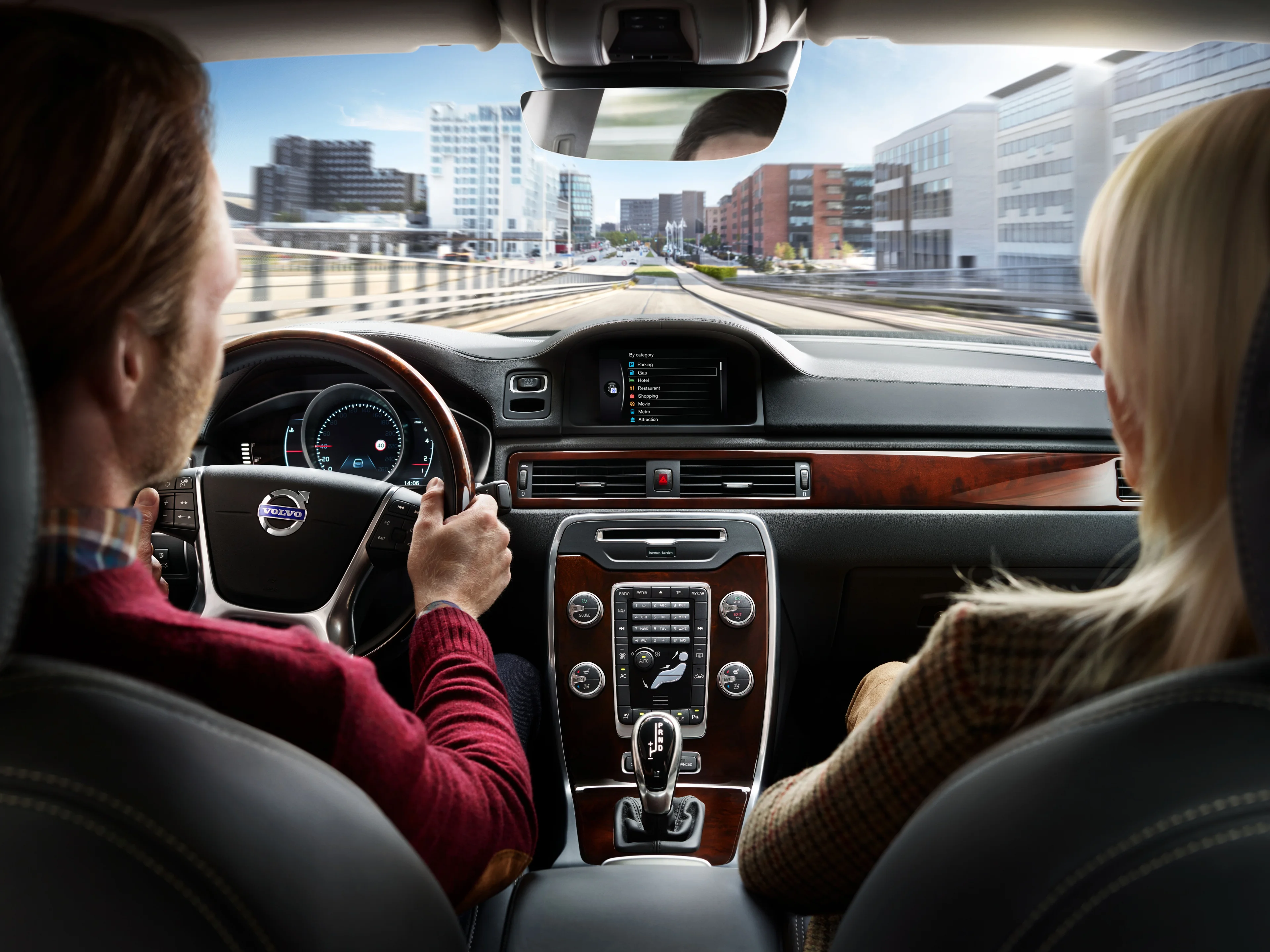 Photo montrant un couple au volant d’une Volvo S80.