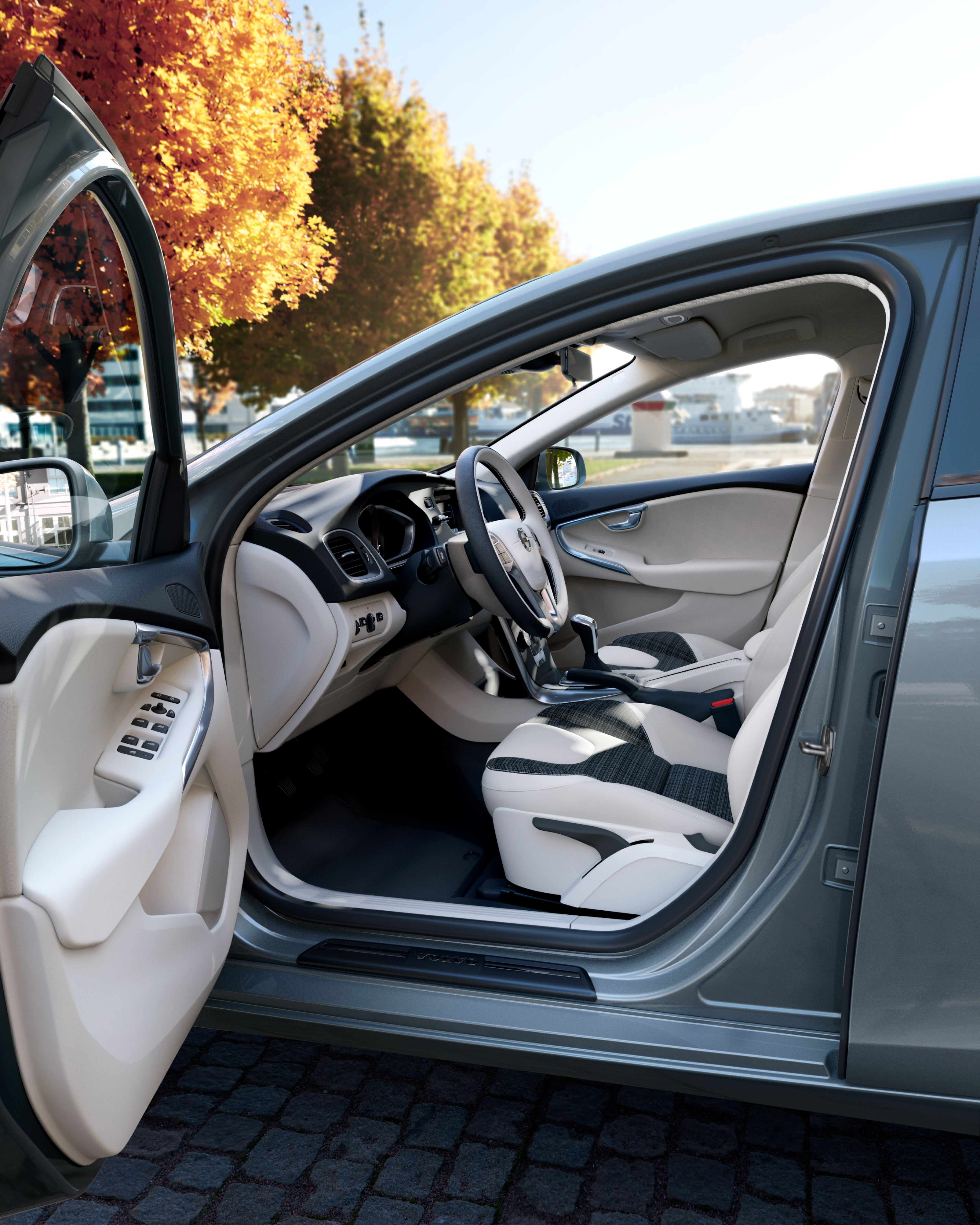 Imagem a mostrar o interior de uma Volvo V40.