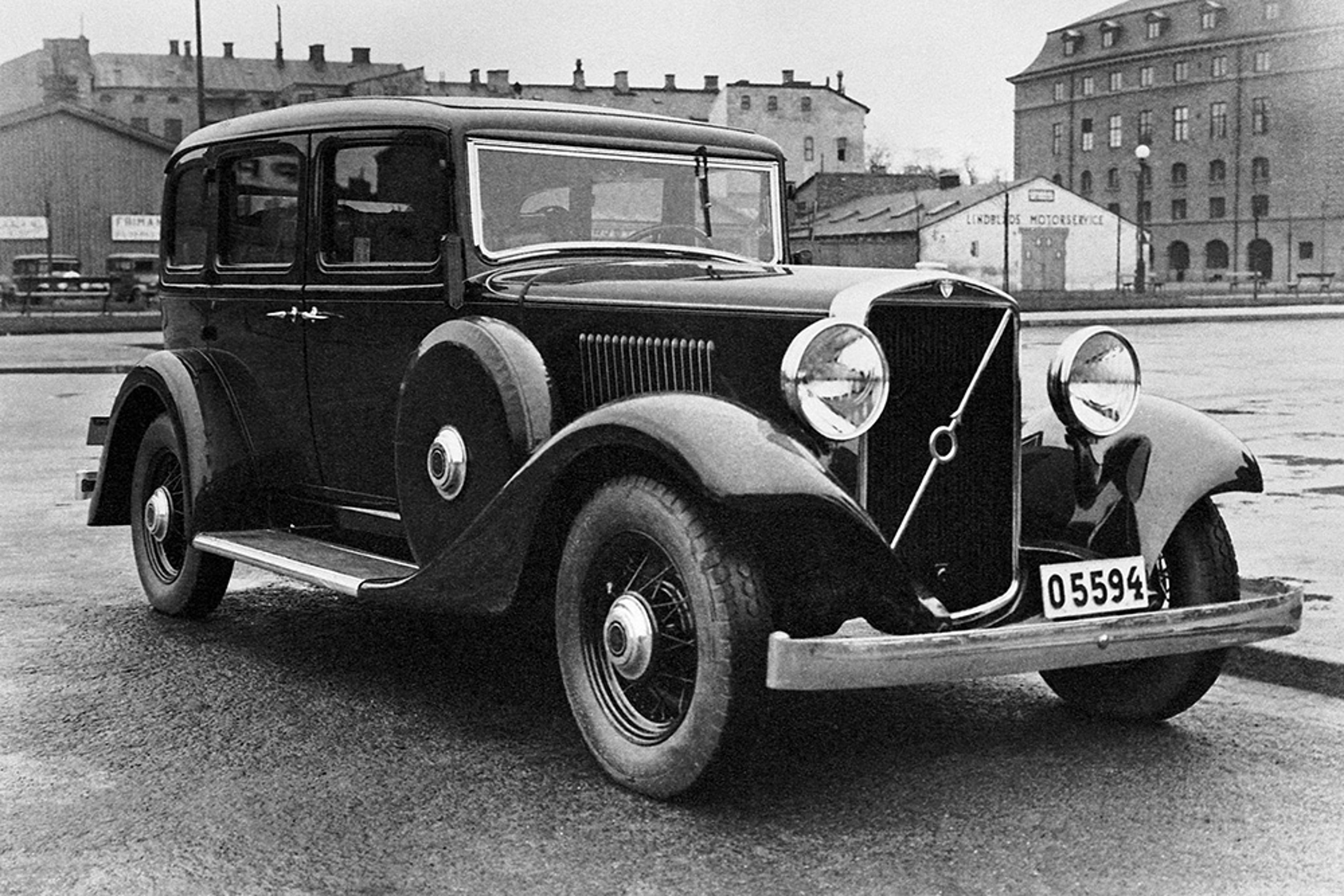 Foto en blanco y negro de un Volvo PV653-9 aparcado en una calle.