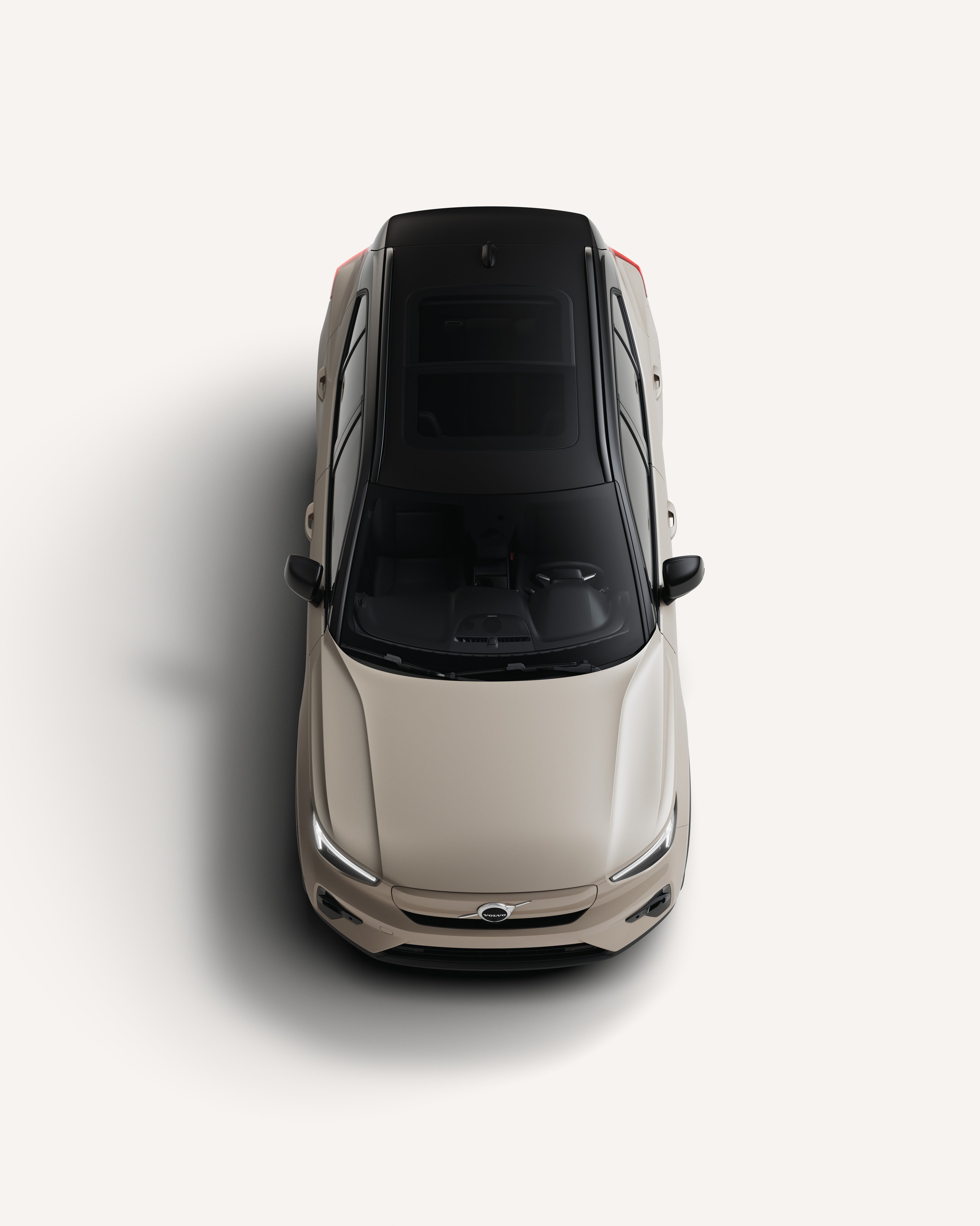 Vue du haut de la Volvo EX40, montrant son toit dans un studio blanc.