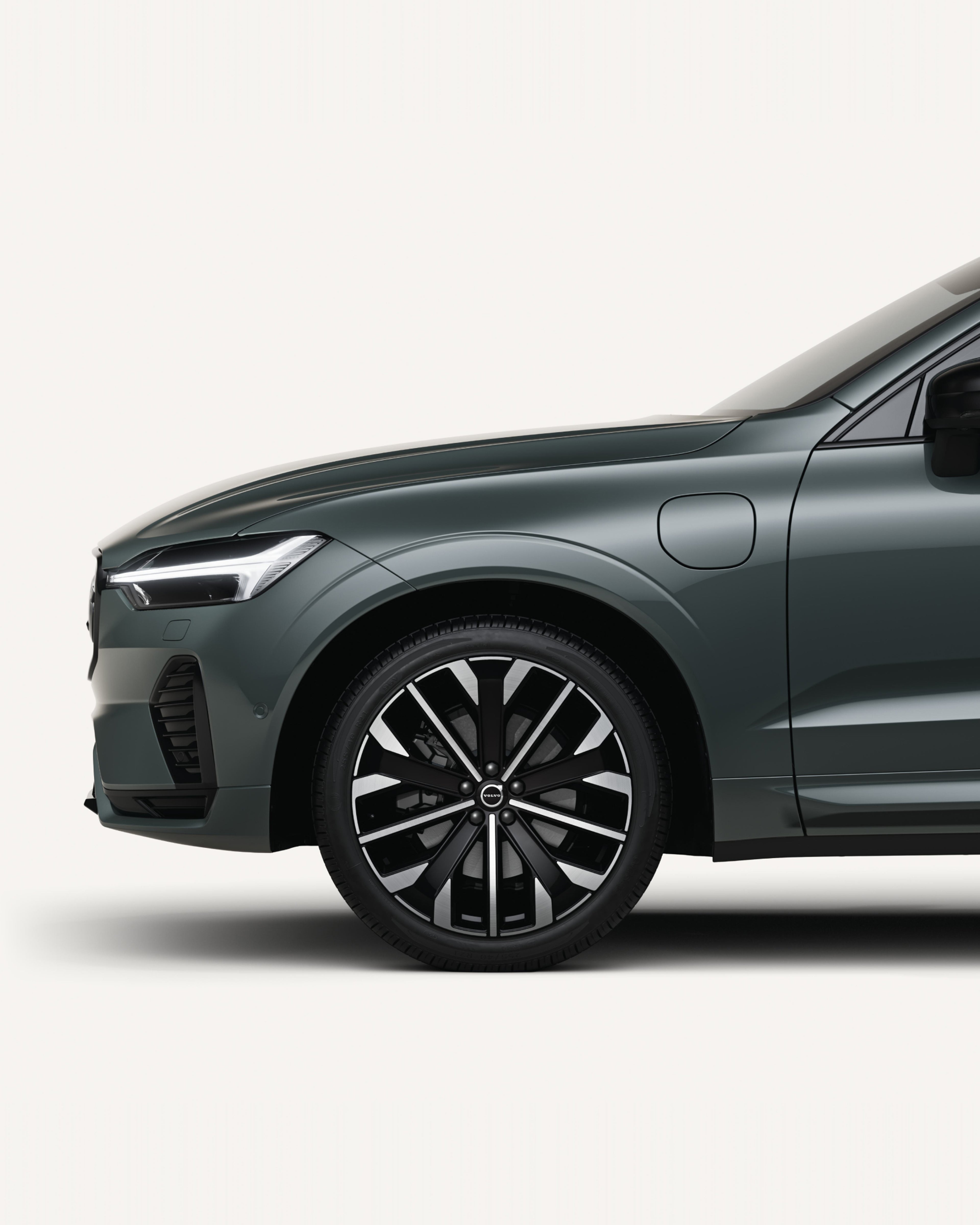 Parte anteriore del SUV di medie dimensioni Volvo XC60 plug-in hybrid in uno studio bianco.