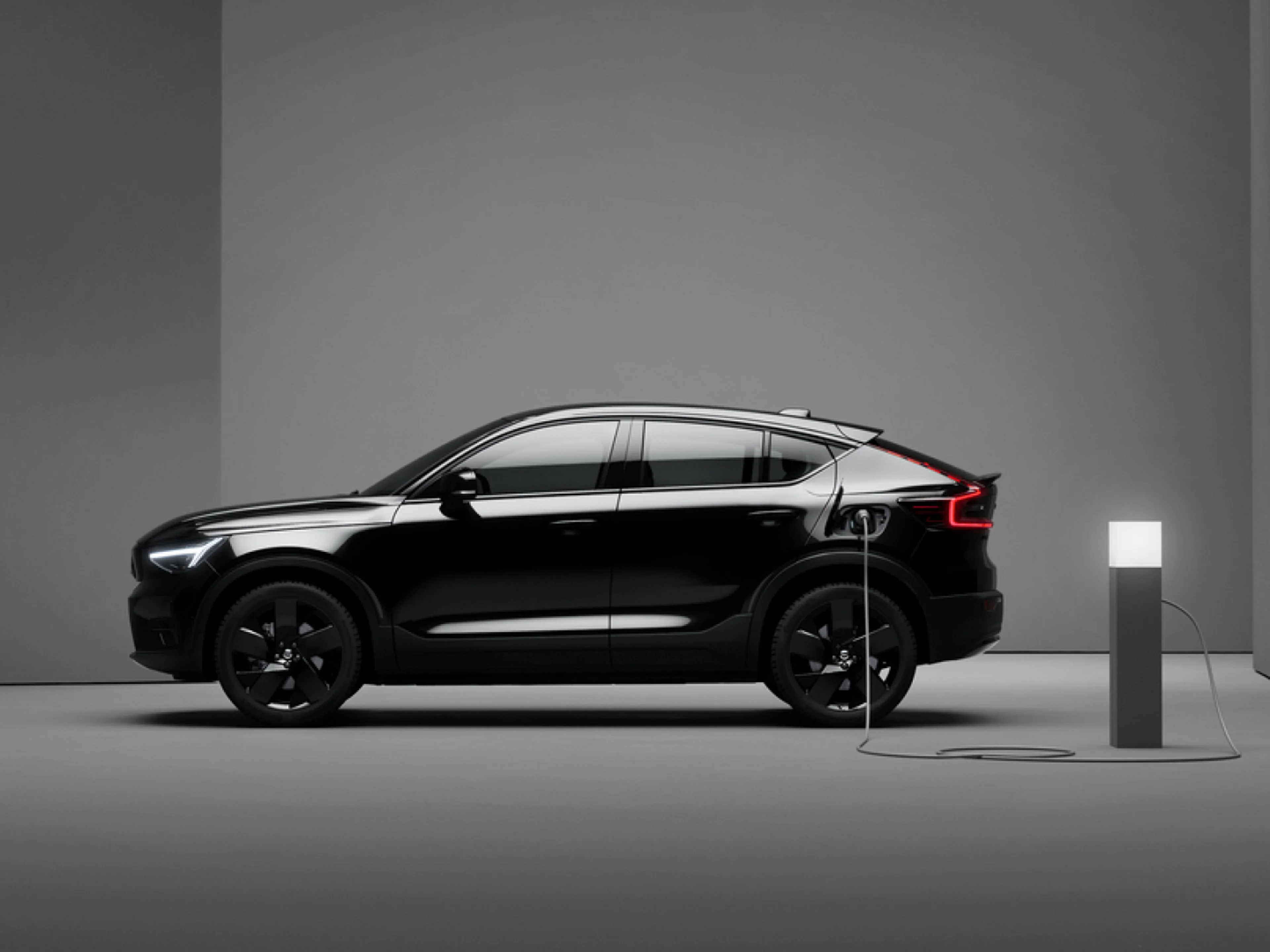 Modelul Volvo EC40 Black Edition integral electric.